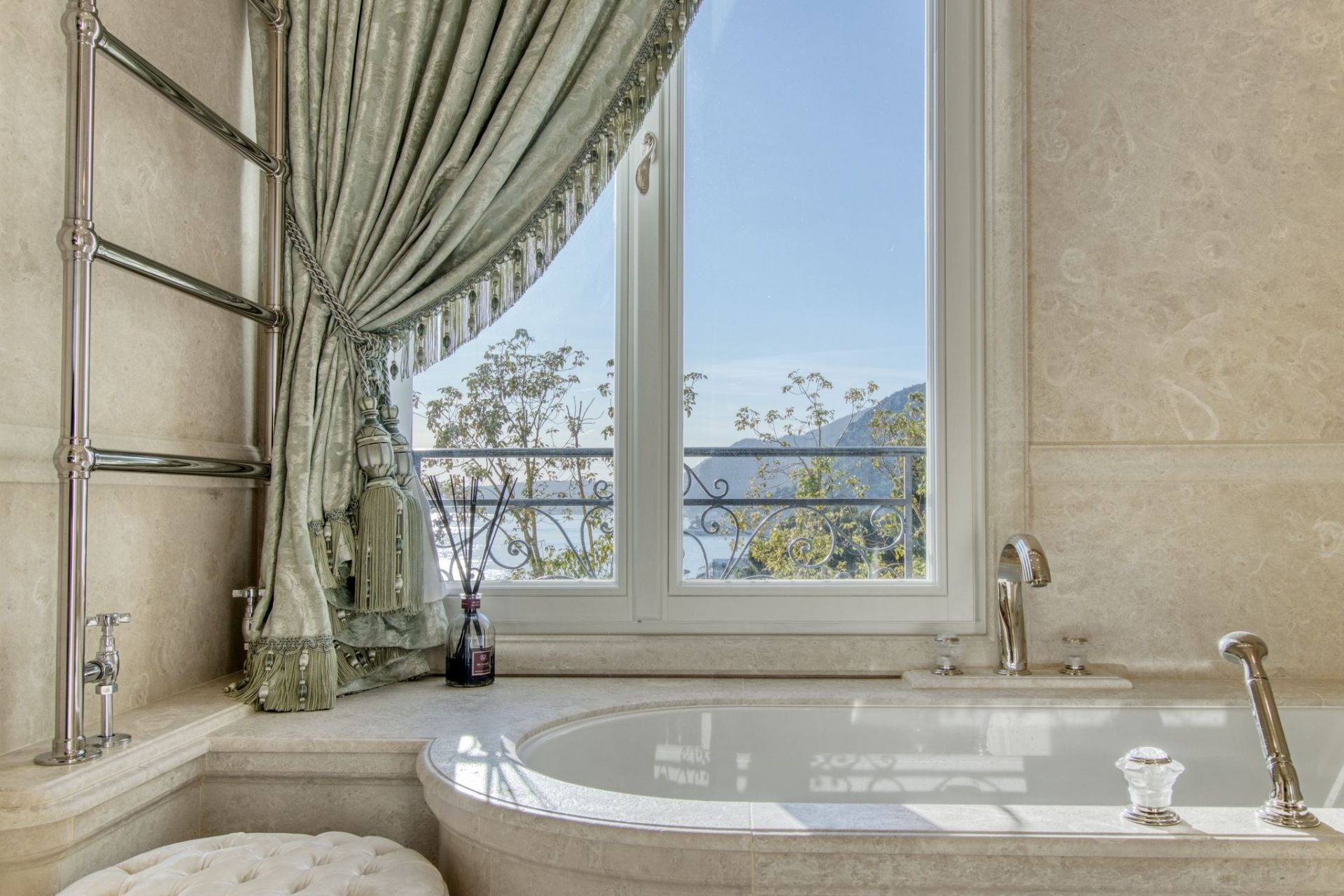 maison de maître 18 Pièces en vente sur CAP D AIL (06320)