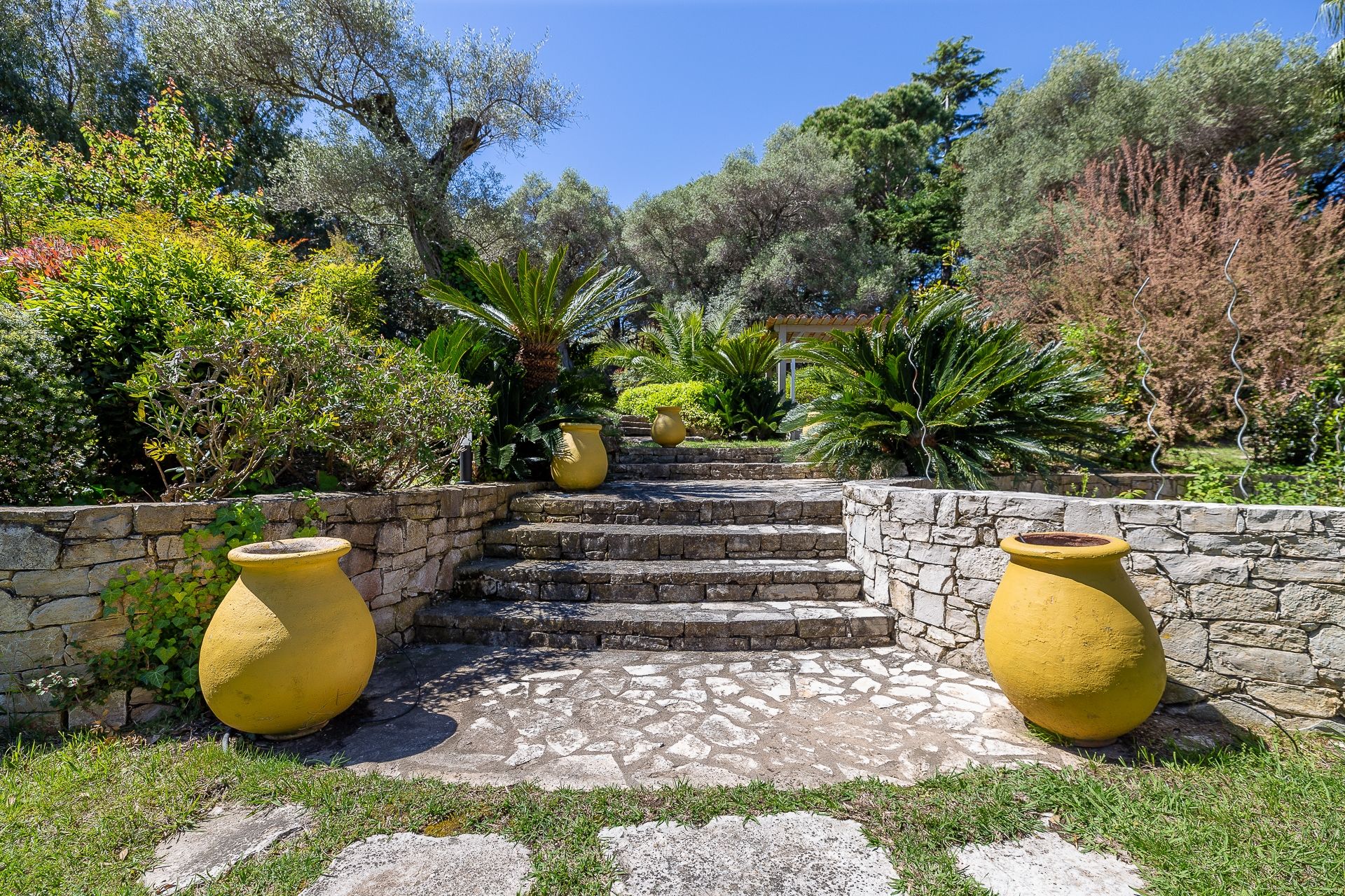 villa 10 Rooms for sale on CAP D ANTIBES (06160)