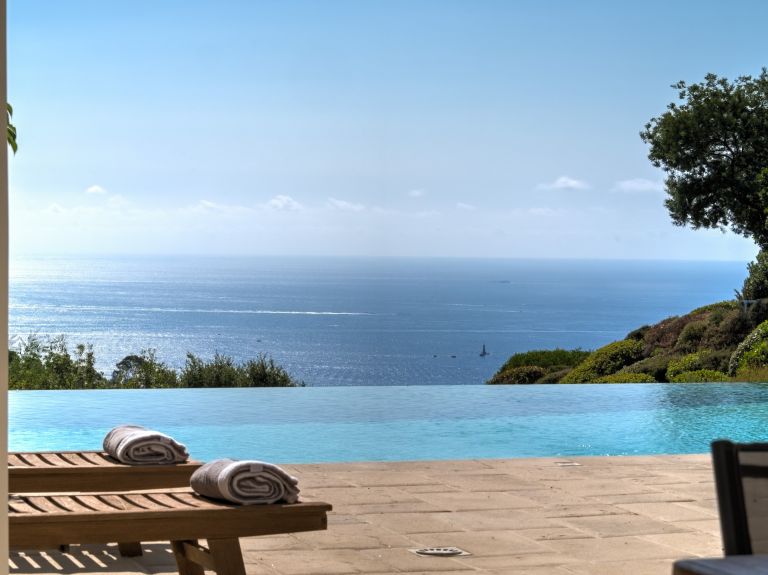 villa 10 Rooms for sale on CANNES (06400)