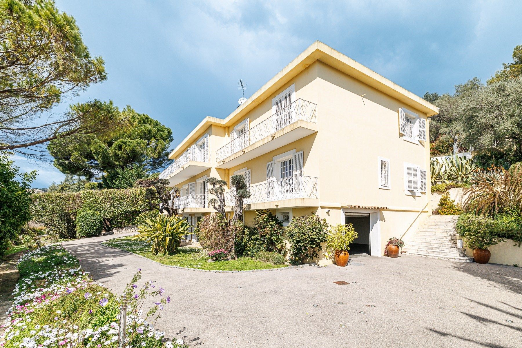 villa 10 Rooms for sale on NICE (06000)