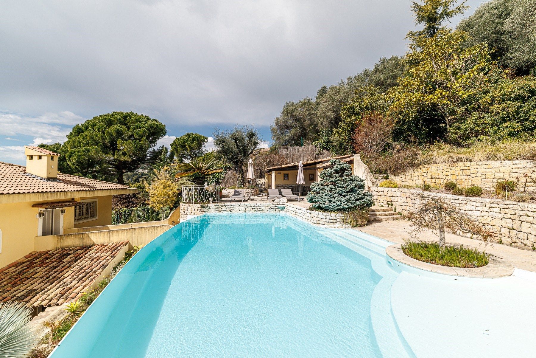 villa 10 Rooms for sale on NICE (06000)