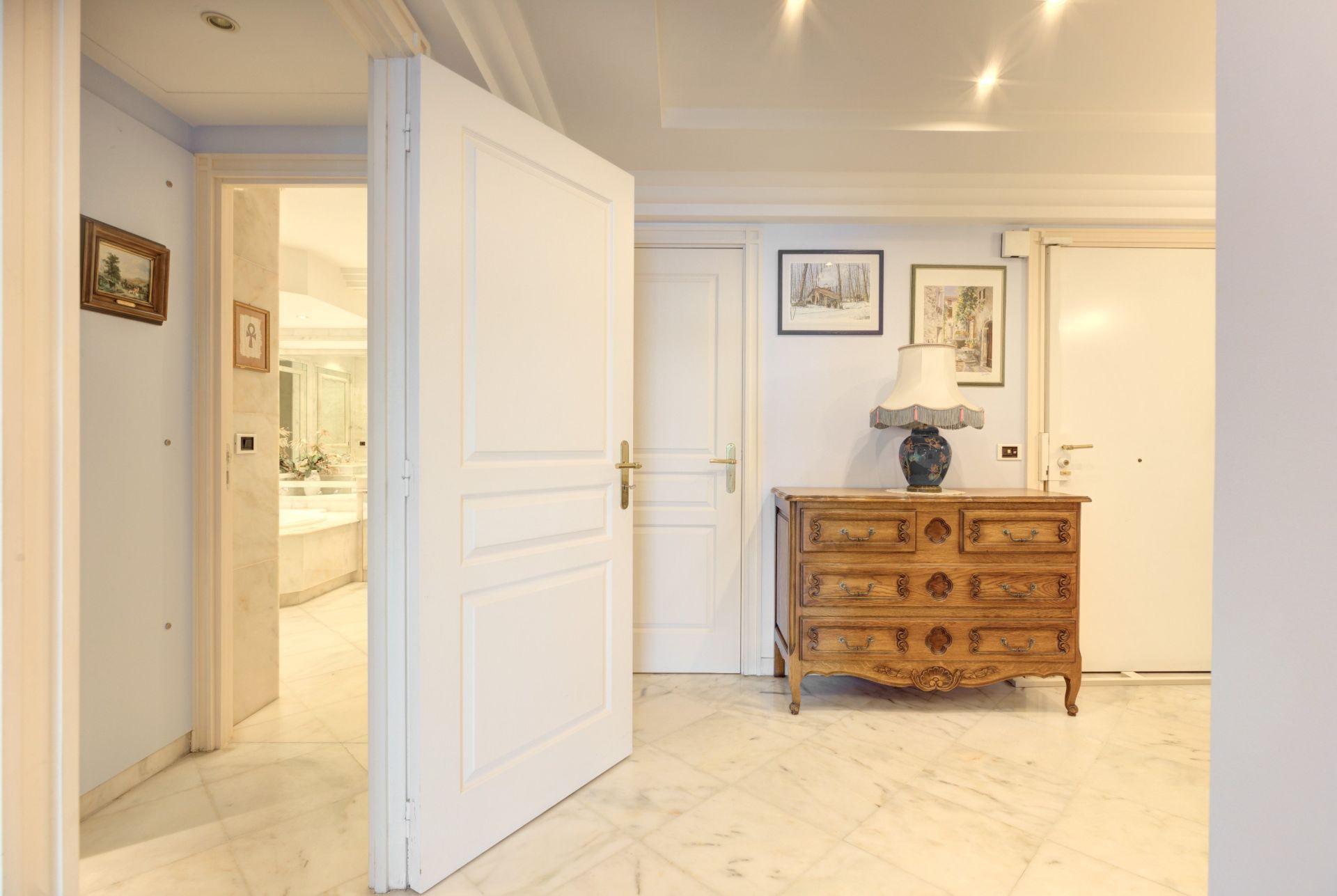 apartment 4 Rooms for sale on CANNES (06400)