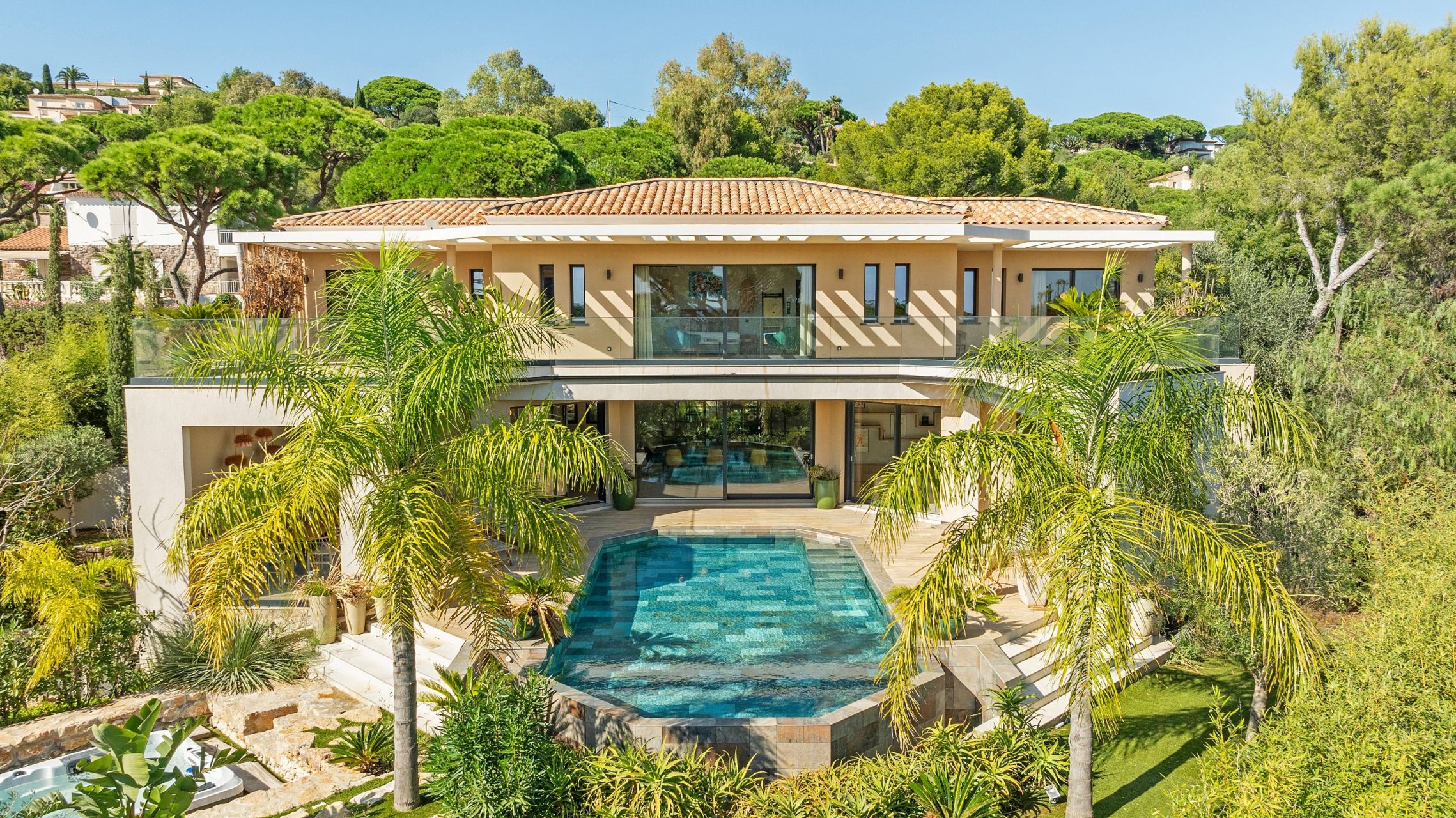 villa 10 Rooms for sale on STE MAXIME (83120)