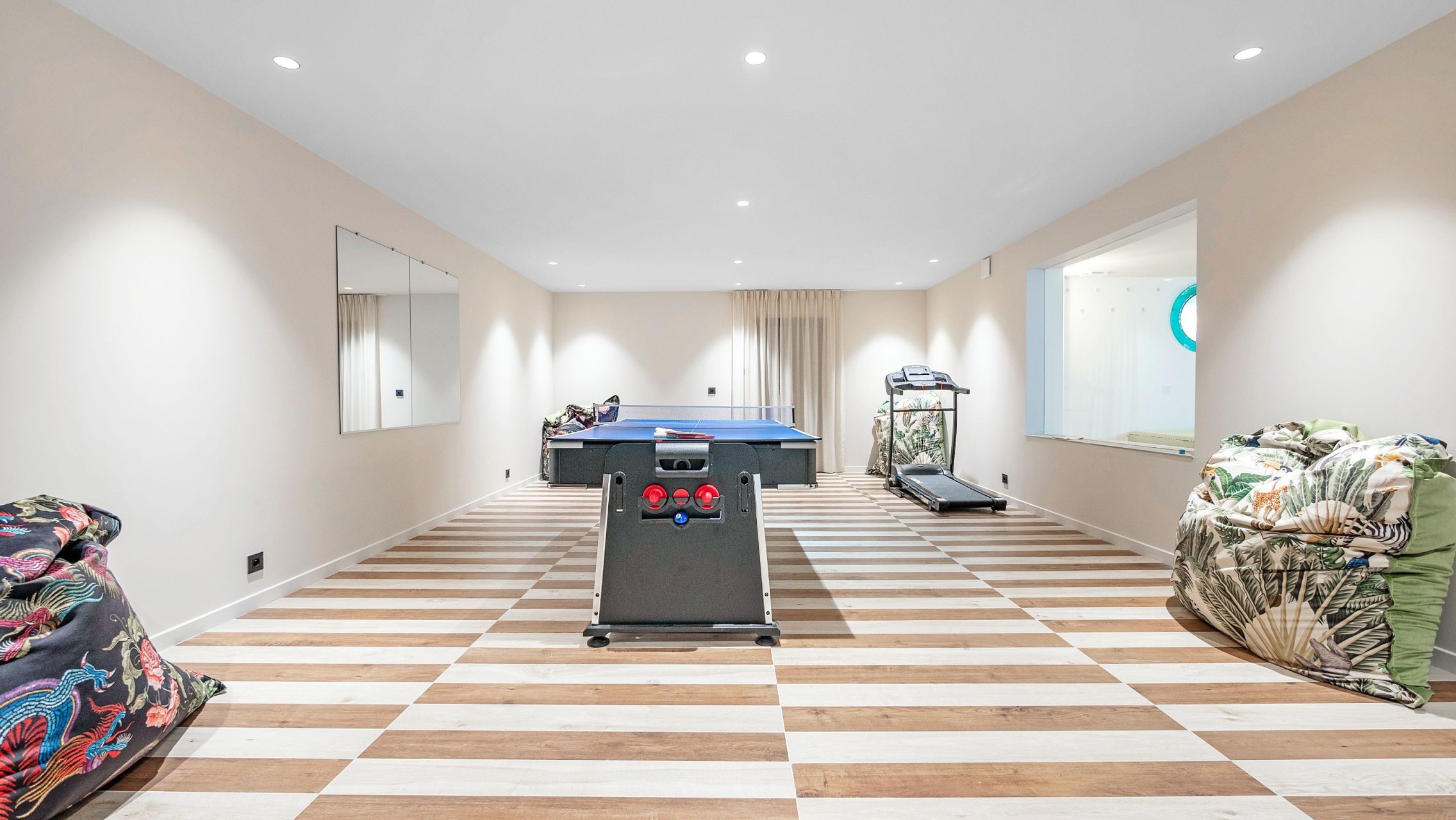 villa 10 Rooms for sale on STE MAXIME (83120)