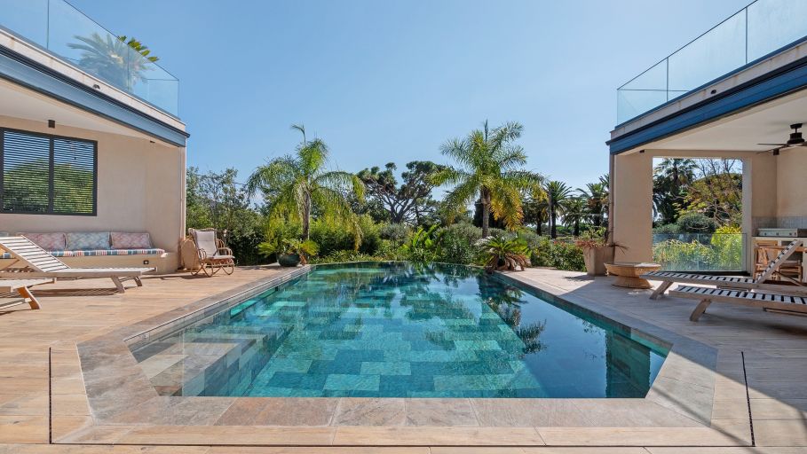 villa 10 Rooms for sale on STE MAXIME (83120)