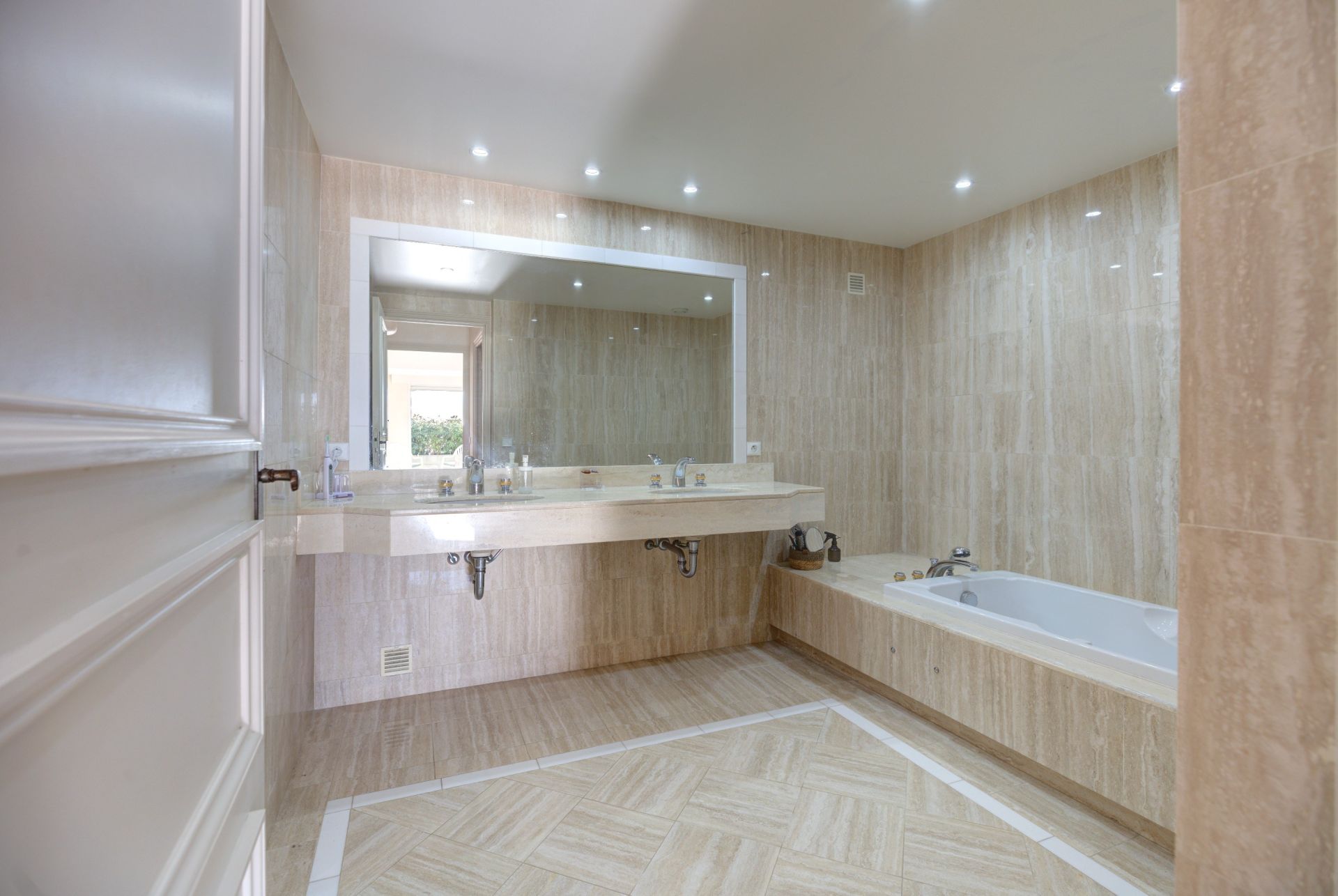 house 5 Rooms for sale on LE GOLFE JUAN (06220)