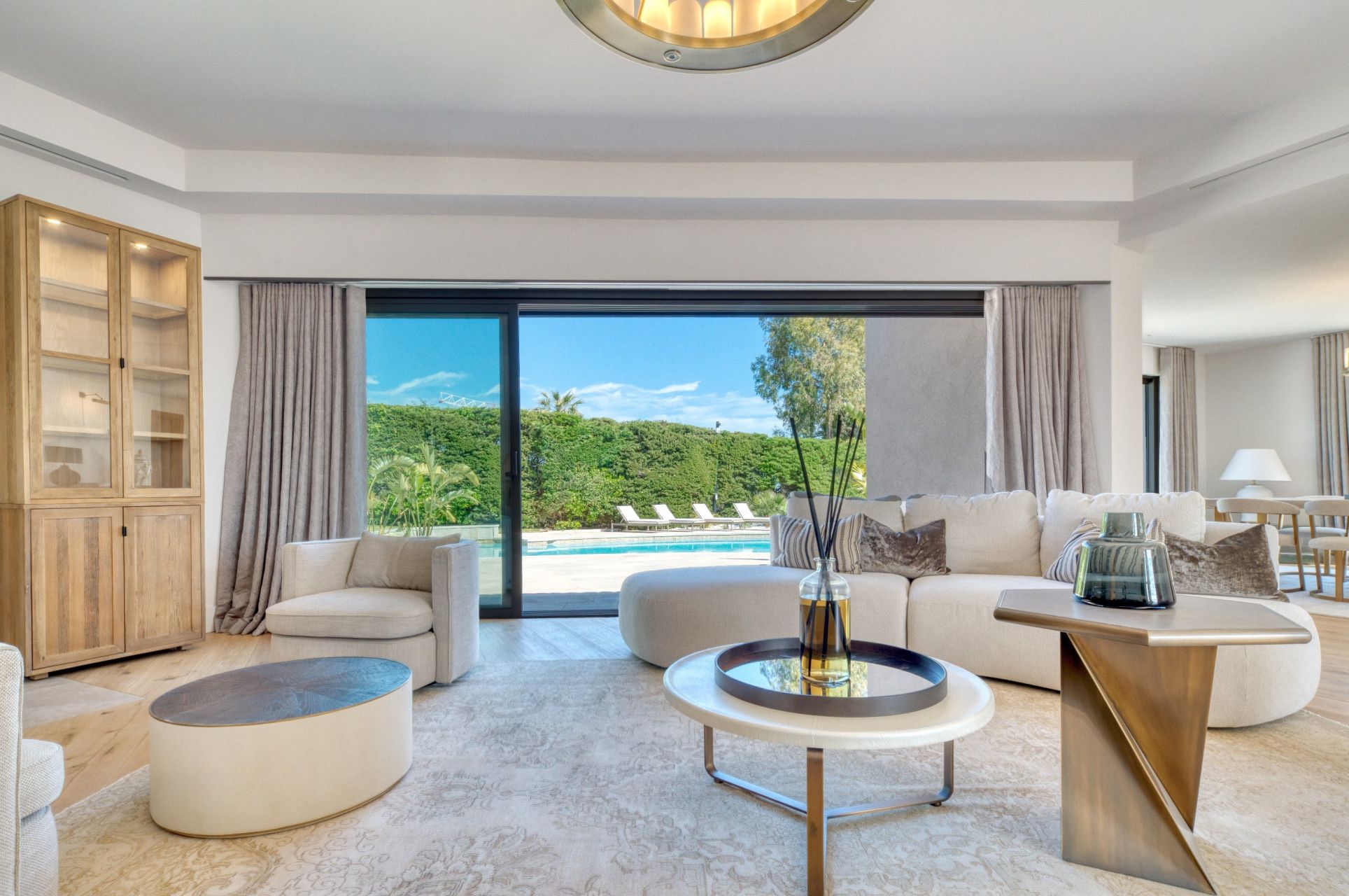 villa 8 Rooms for sale on VALLAURIS (06220)