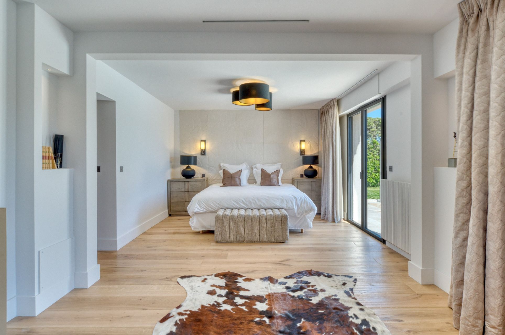 villa 8 Rooms for sale on VALLAURIS (06220)