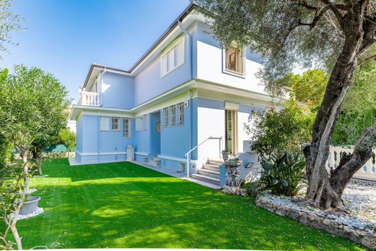 villa 10 Rooms for sale on MENTON (06500)