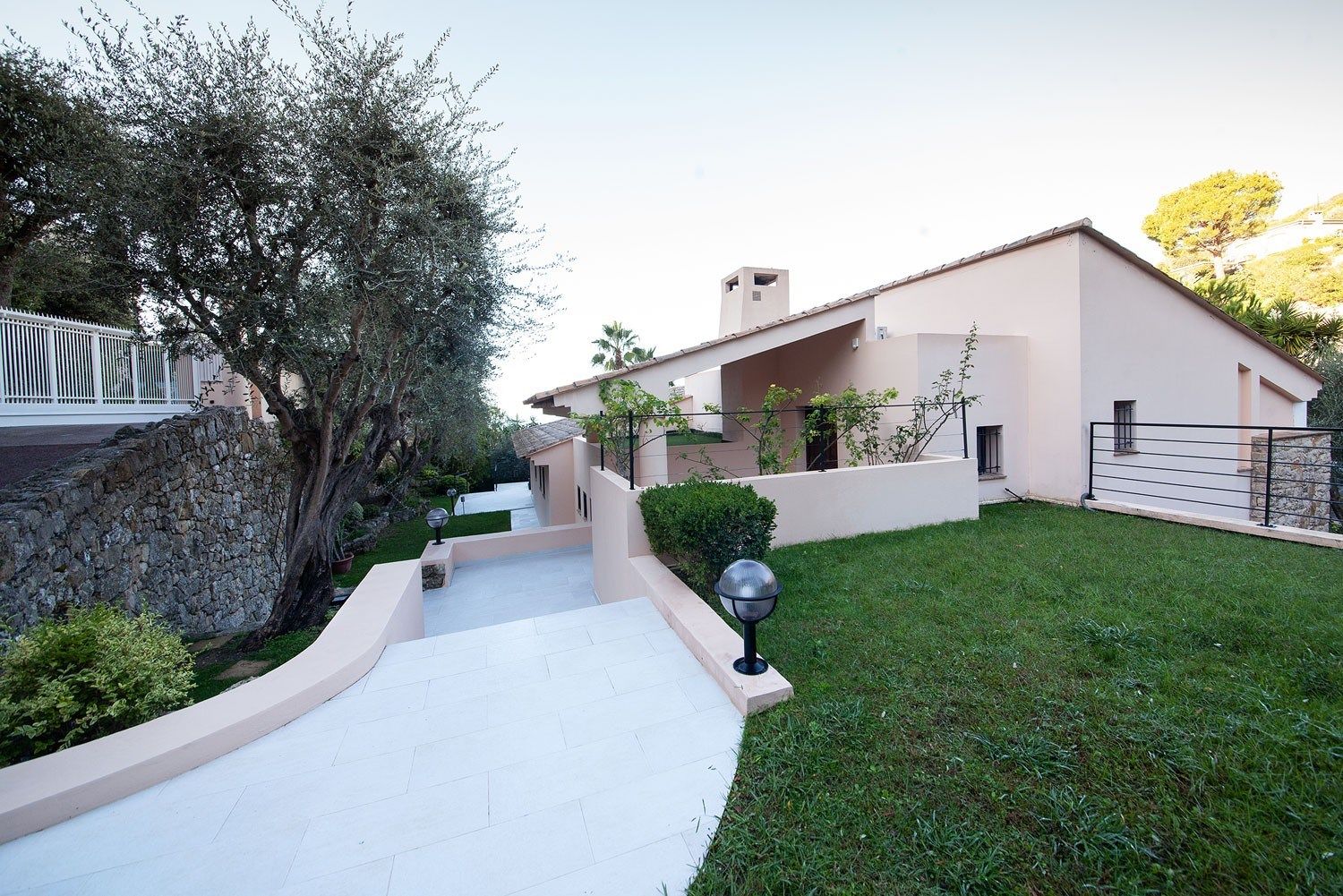 villa 6 Rooms for sale on VILLEFRANCHE SUR MER (06230)