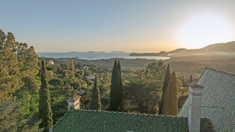 mansion 9 Rooms for sale on LA CROIX VALMER (83420)