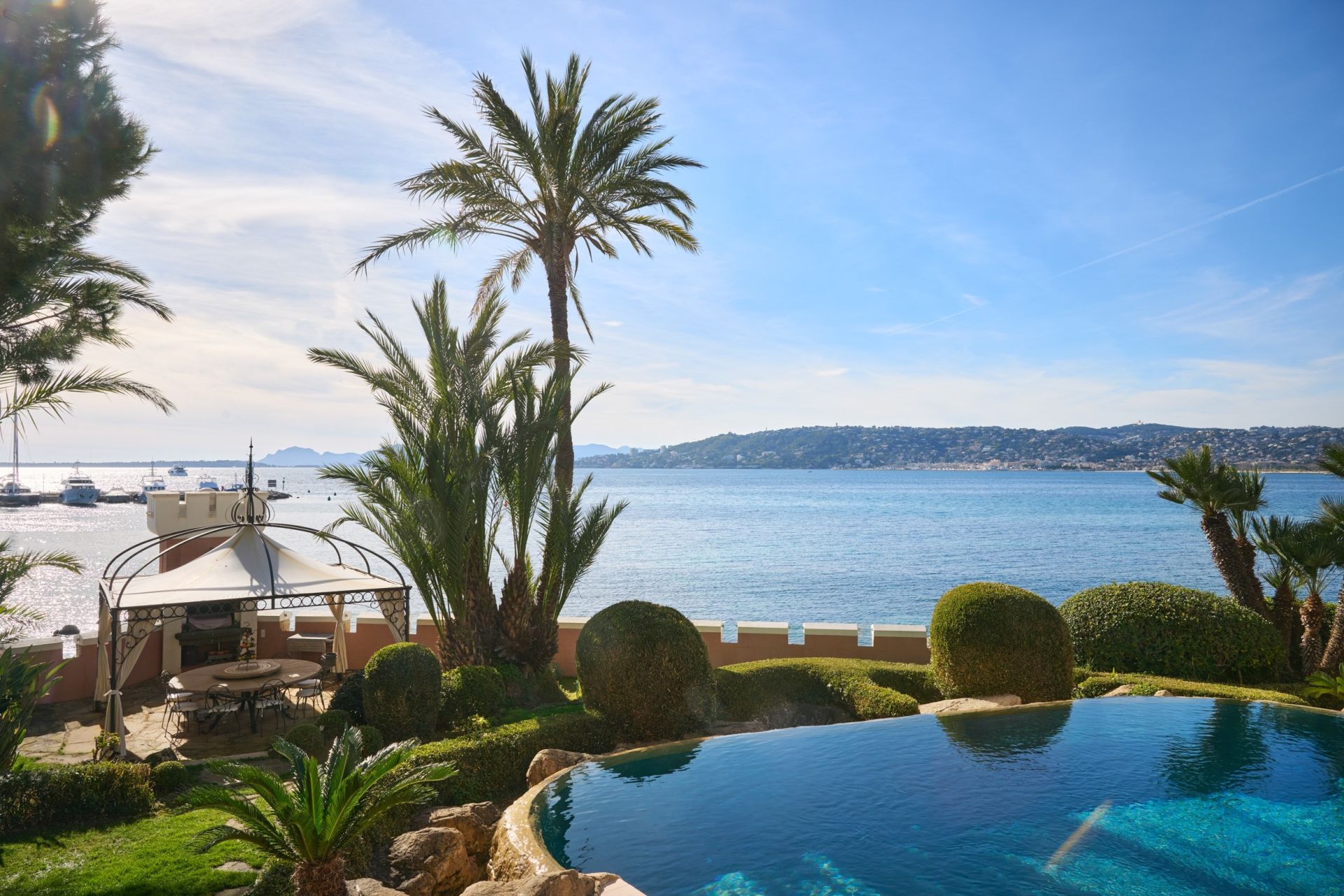 mansion 16 Rooms for sale on CAP D ANTIBES (06160)