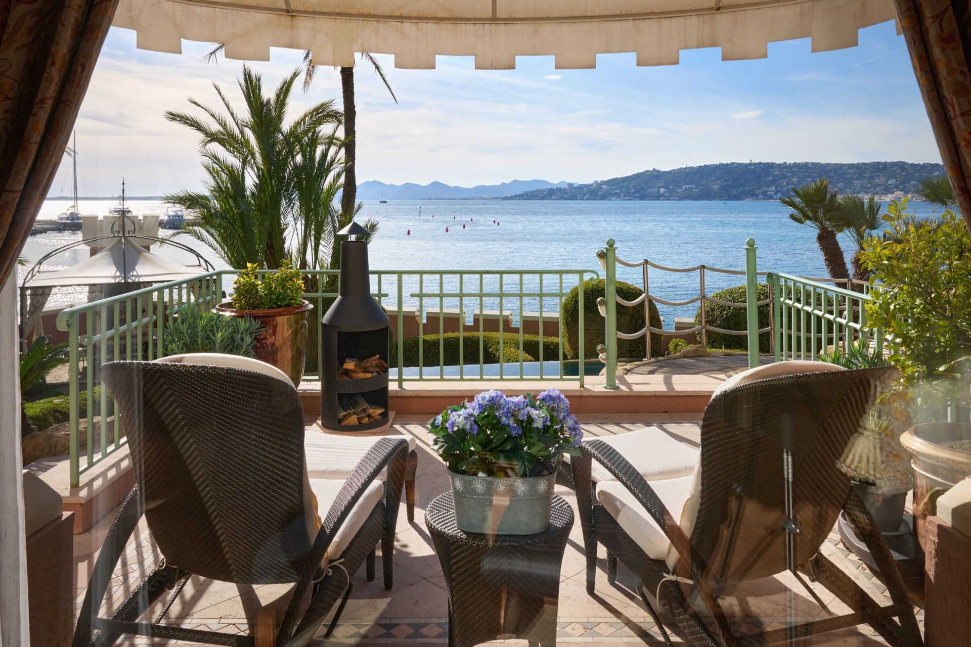 mansion 16 Rooms for sale on CAP D ANTIBES (06160)