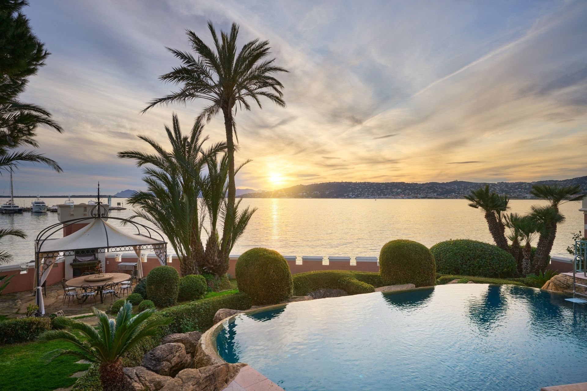 mansion 16 Rooms for sale on CAP D ANTIBES (06160)