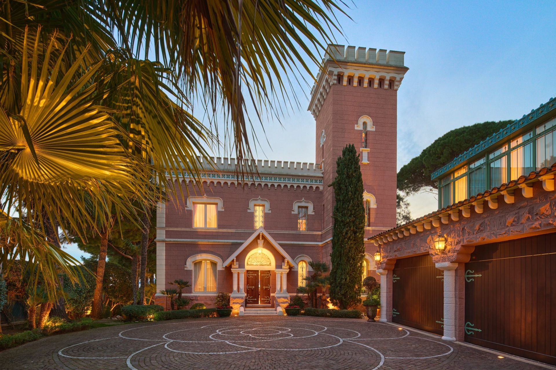 mansion 16 Rooms for sale on CAP D ANTIBES (06160)