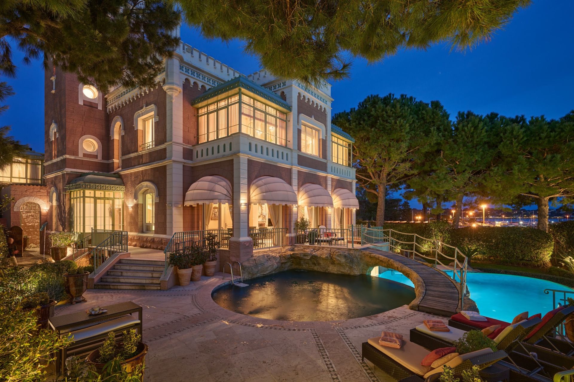 mansion 16 Rooms for sale on CAP D ANTIBES (06160)