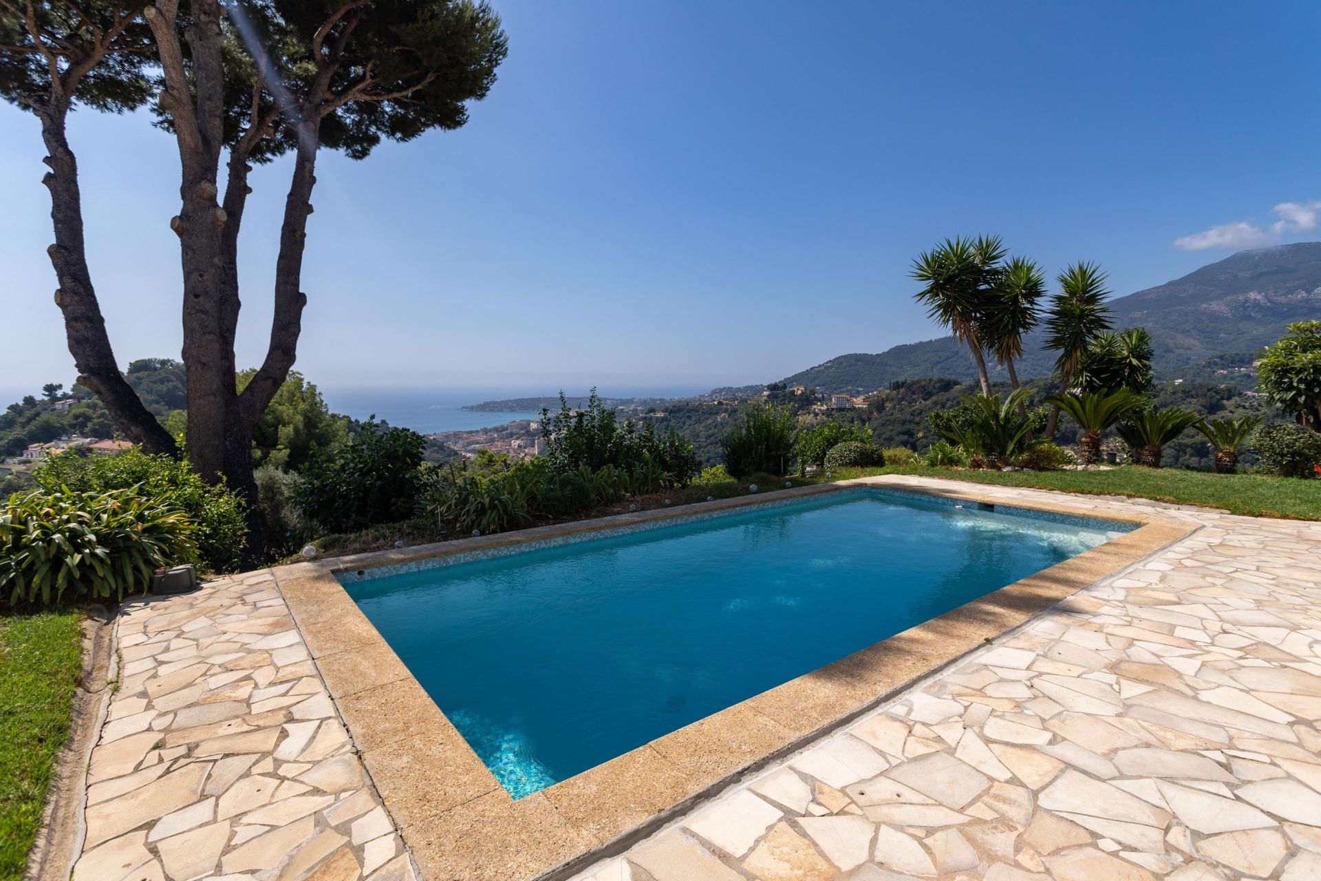 maison bourgeoise 8 Pièces en vente sur MENTON (06500)