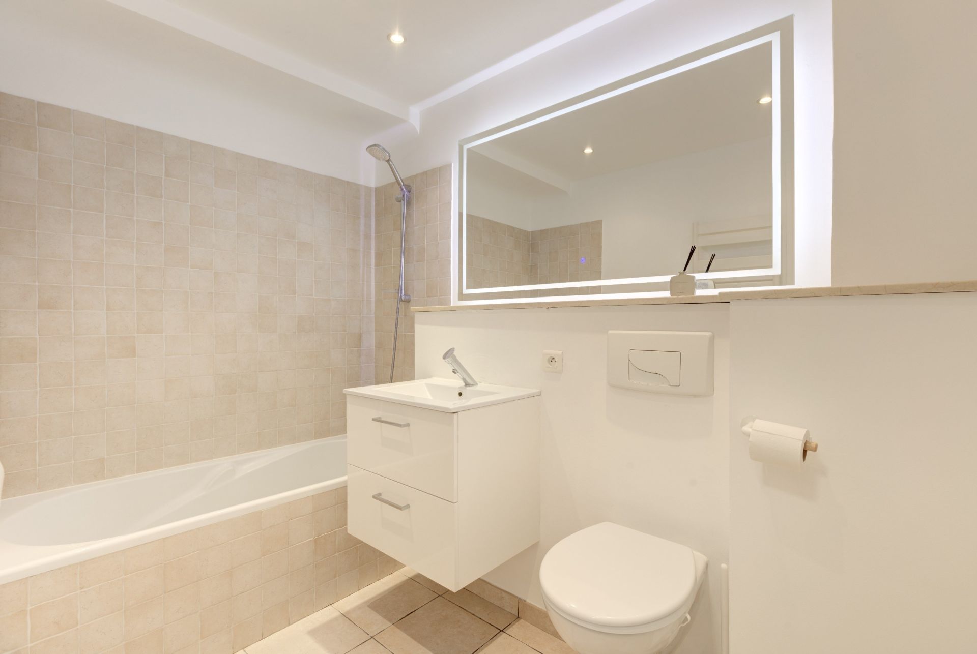 apartment 3 Rooms for sale on CANNES (06400)