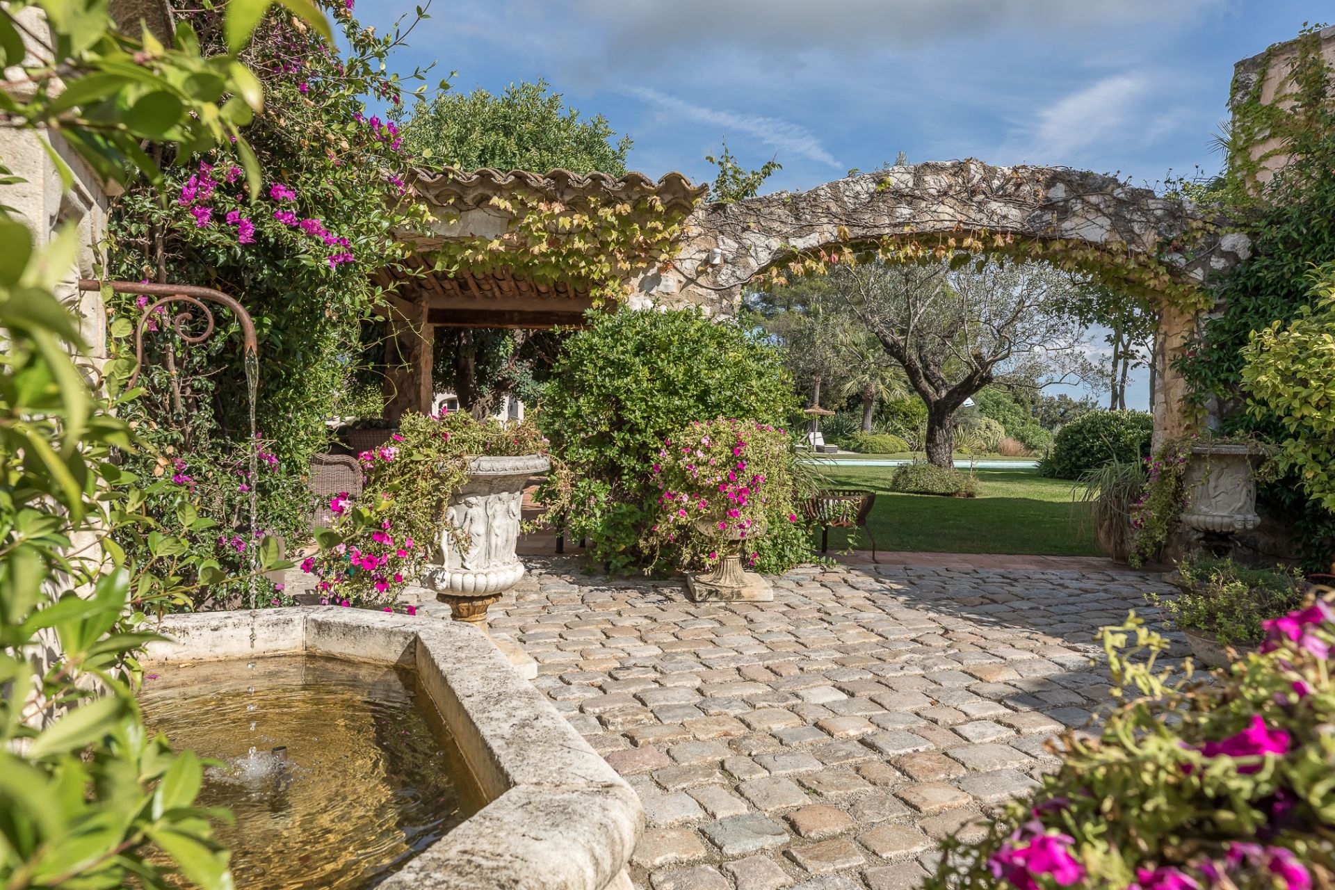 villa 16 Pièces en vente sur ST PAUL DE VENCE (06570)