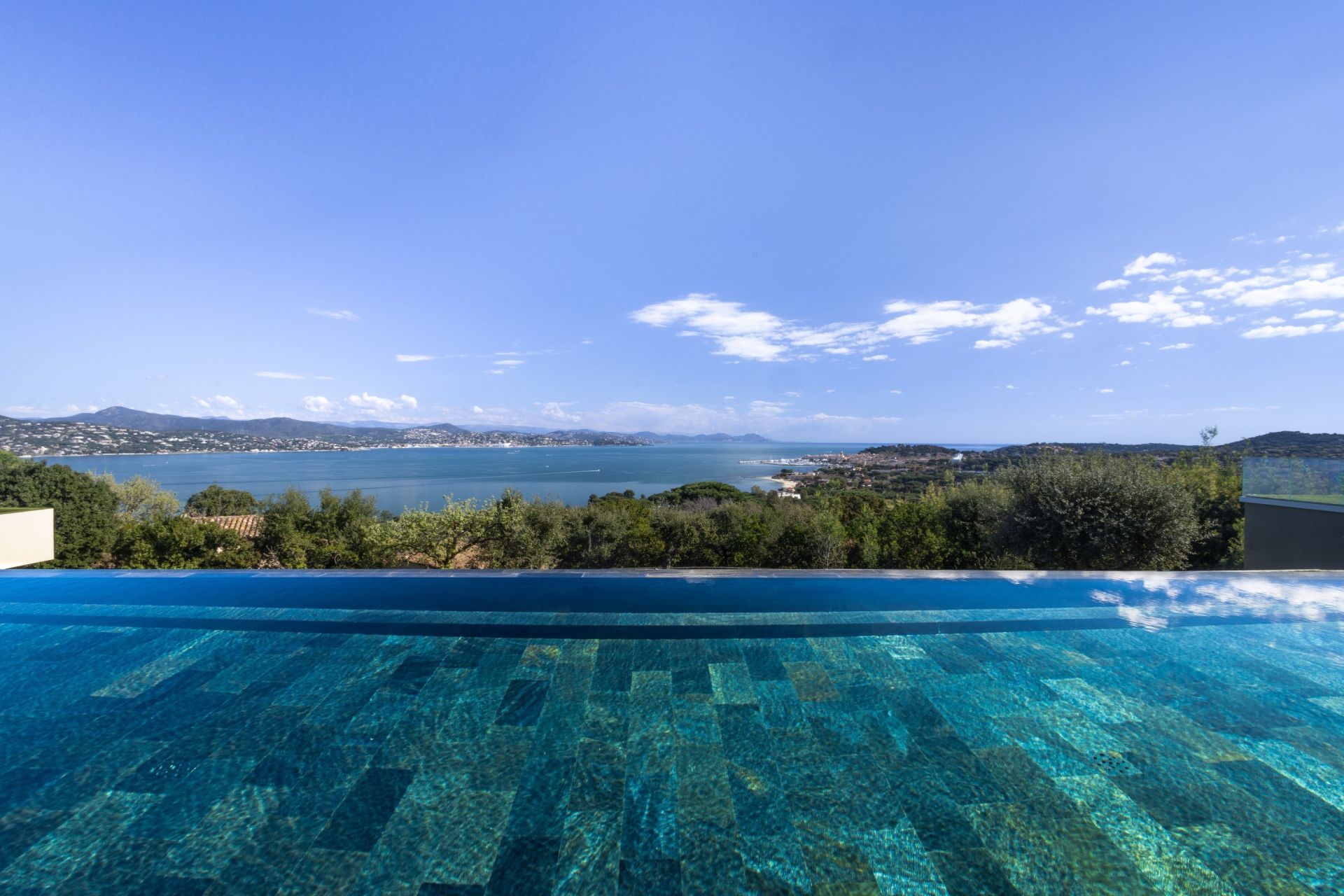 maison contemporaine 10 Pièces en vente sur GASSIN (83580)