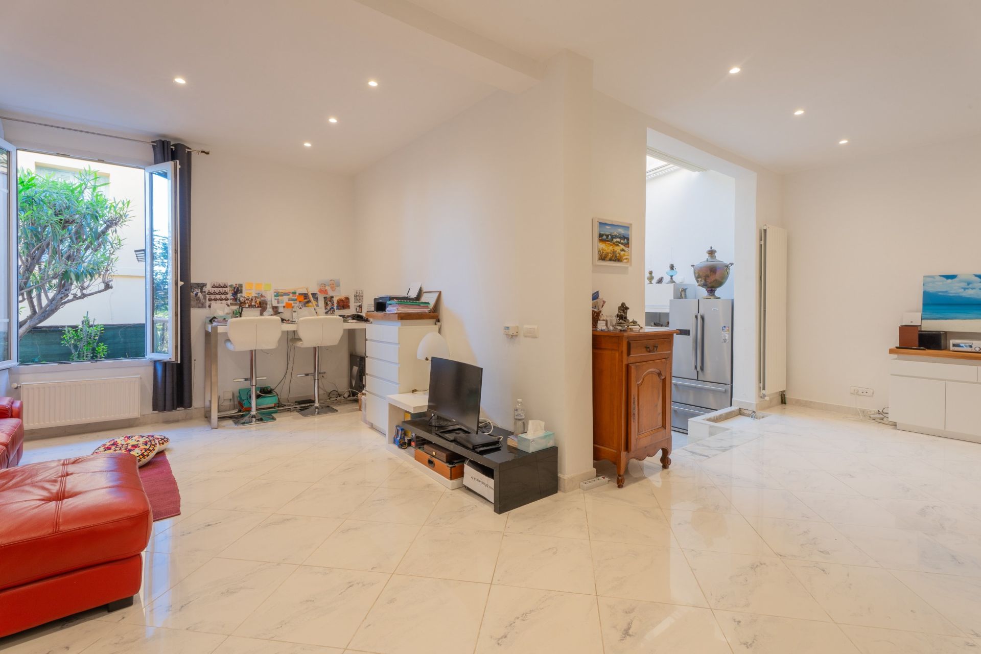 apartment 5 Rooms for sale on BEAUSOLEIL (06240)