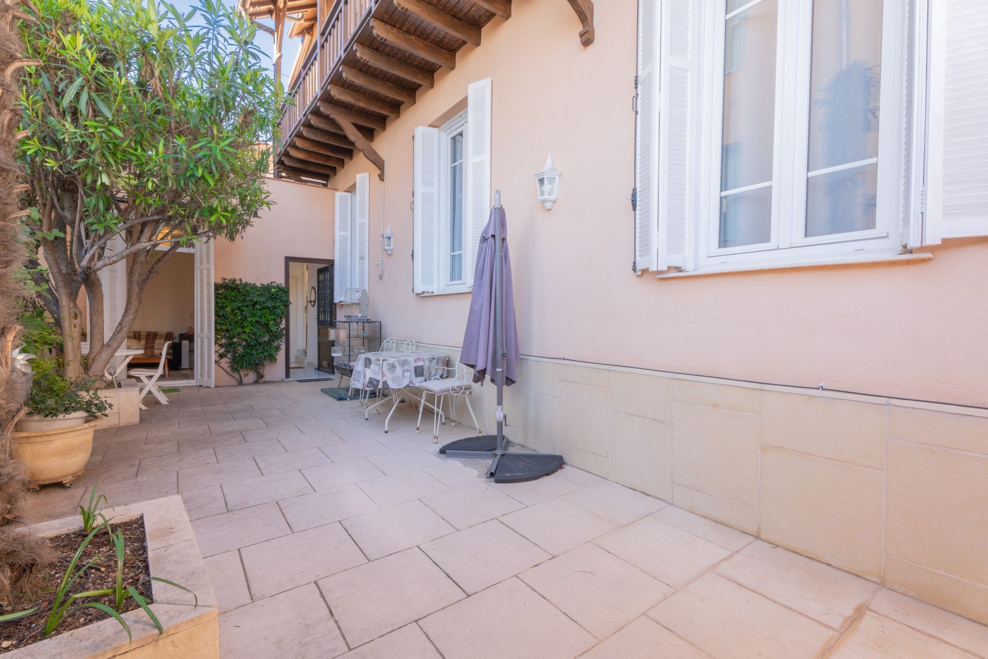 apartment 5 Rooms for sale on BEAUSOLEIL (06240)
