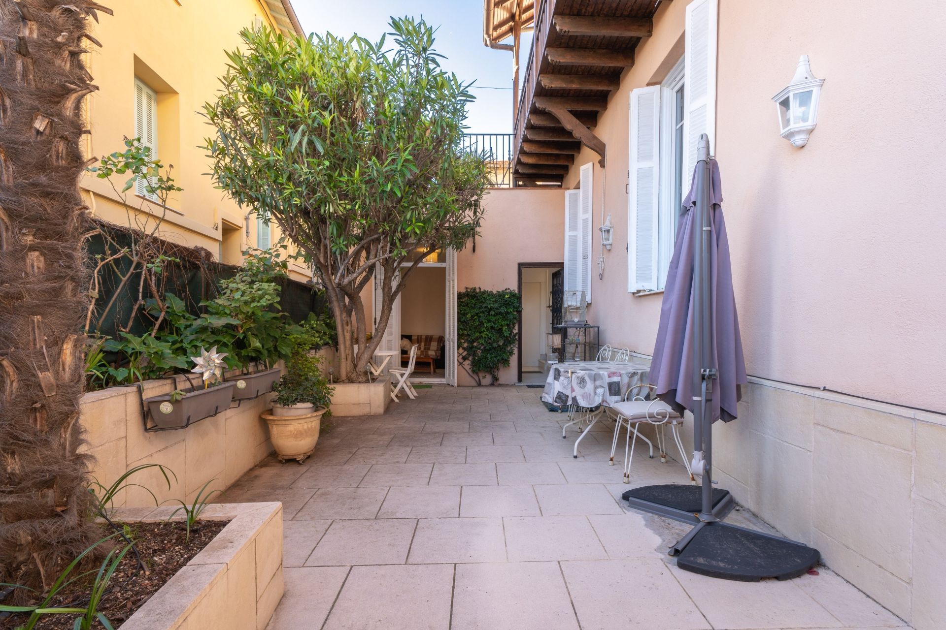apartment 5 Rooms for sale on BEAUSOLEIL (06240)