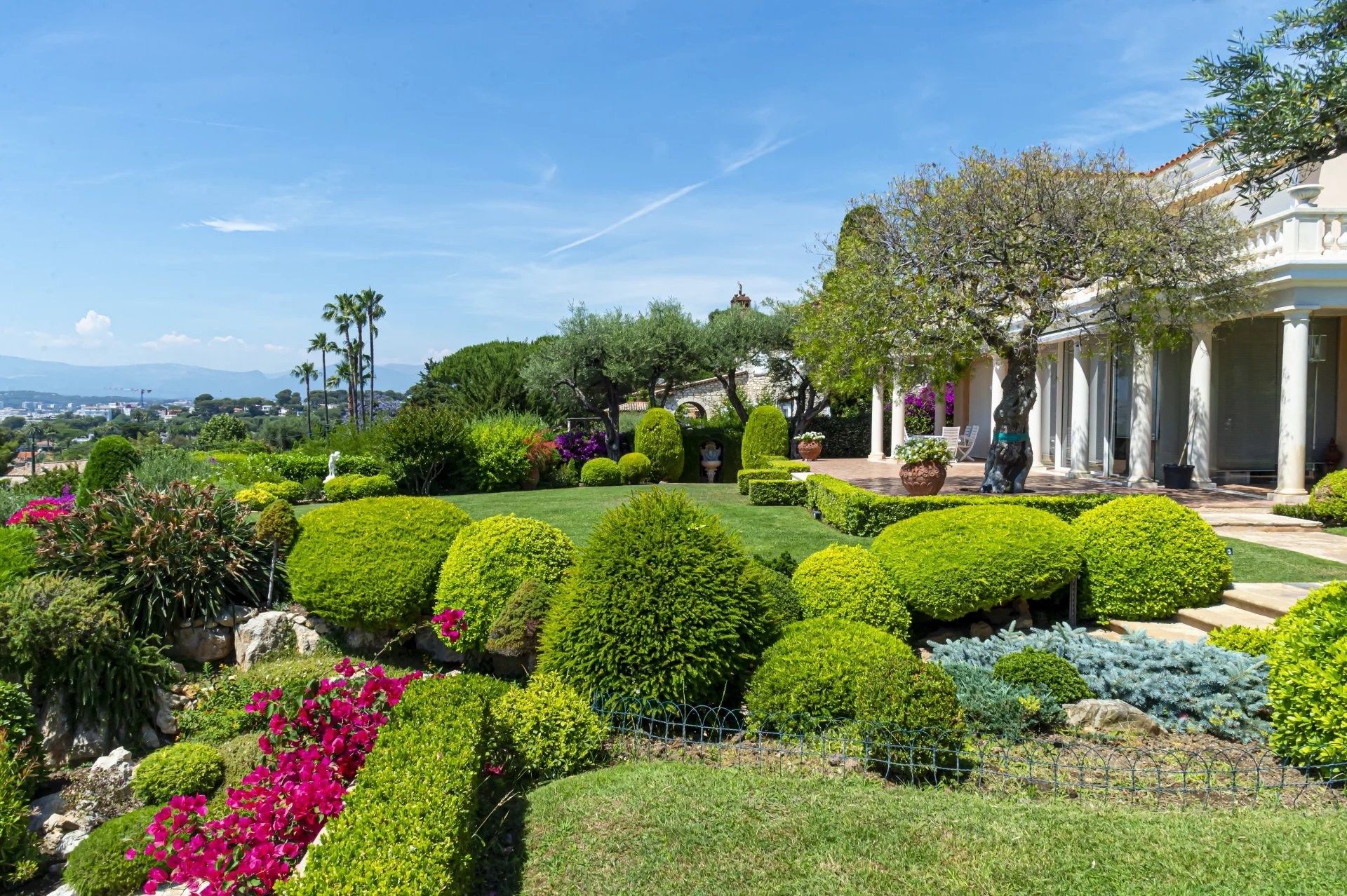 villa 12 Rooms for sale on CAP D ANTIBES (06160)