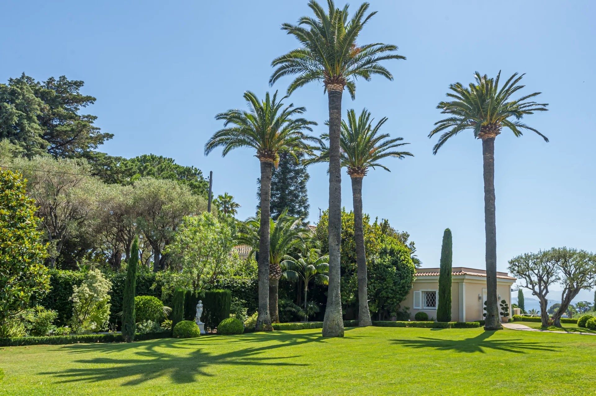 villa 12 Rooms for sale on CAP D ANTIBES (06160)