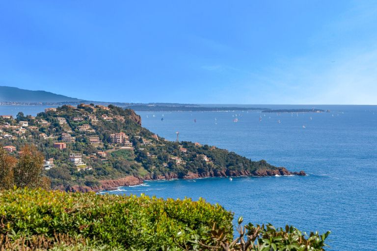 villa 6 Rooms for sale on THEOULE SUR MER (06590)