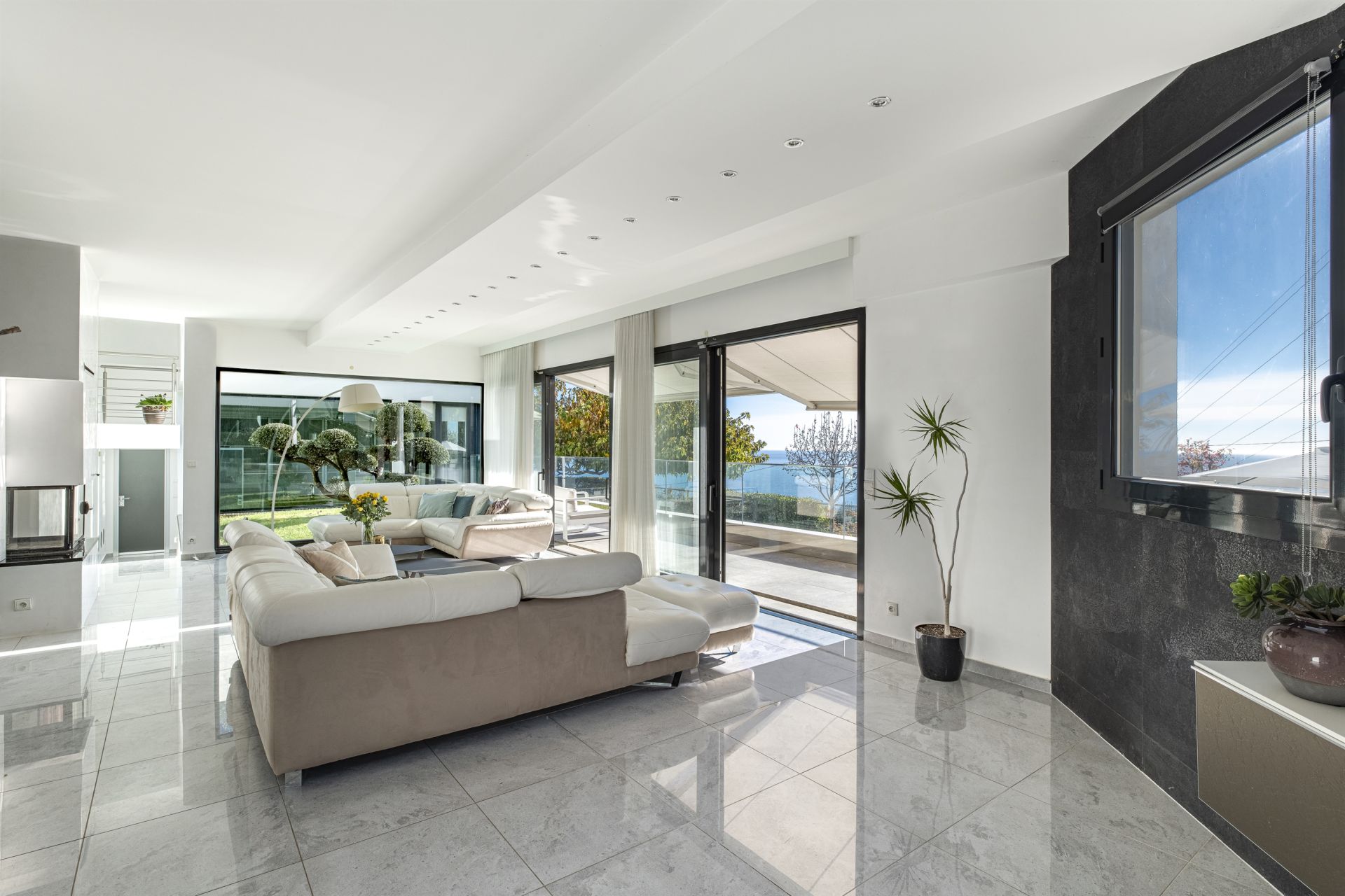 contemporary house 8 Rooms for sale on LA TURBIE (06320)