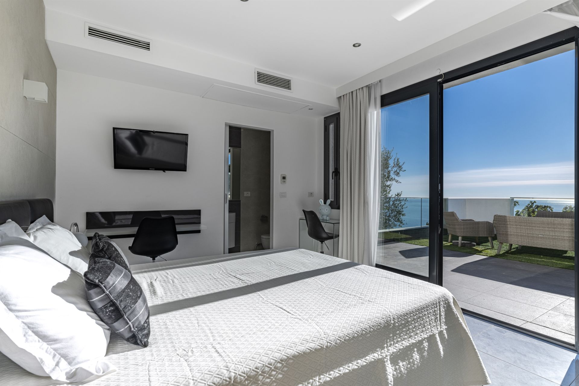 contemporary house 8 Rooms for sale on LA TURBIE (06320)