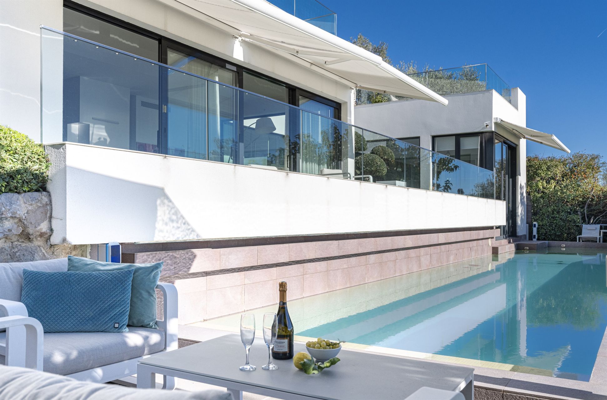 contemporary house 8 Rooms for sale on LA TURBIE (06320)