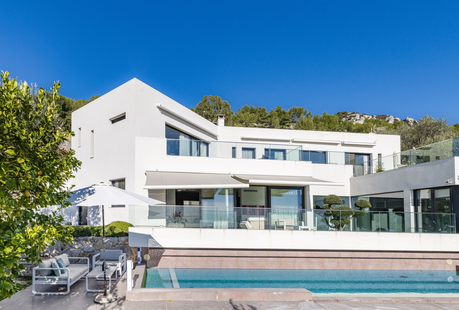 contemporary house 8 Rooms for sale on LA TURBIE (06320)