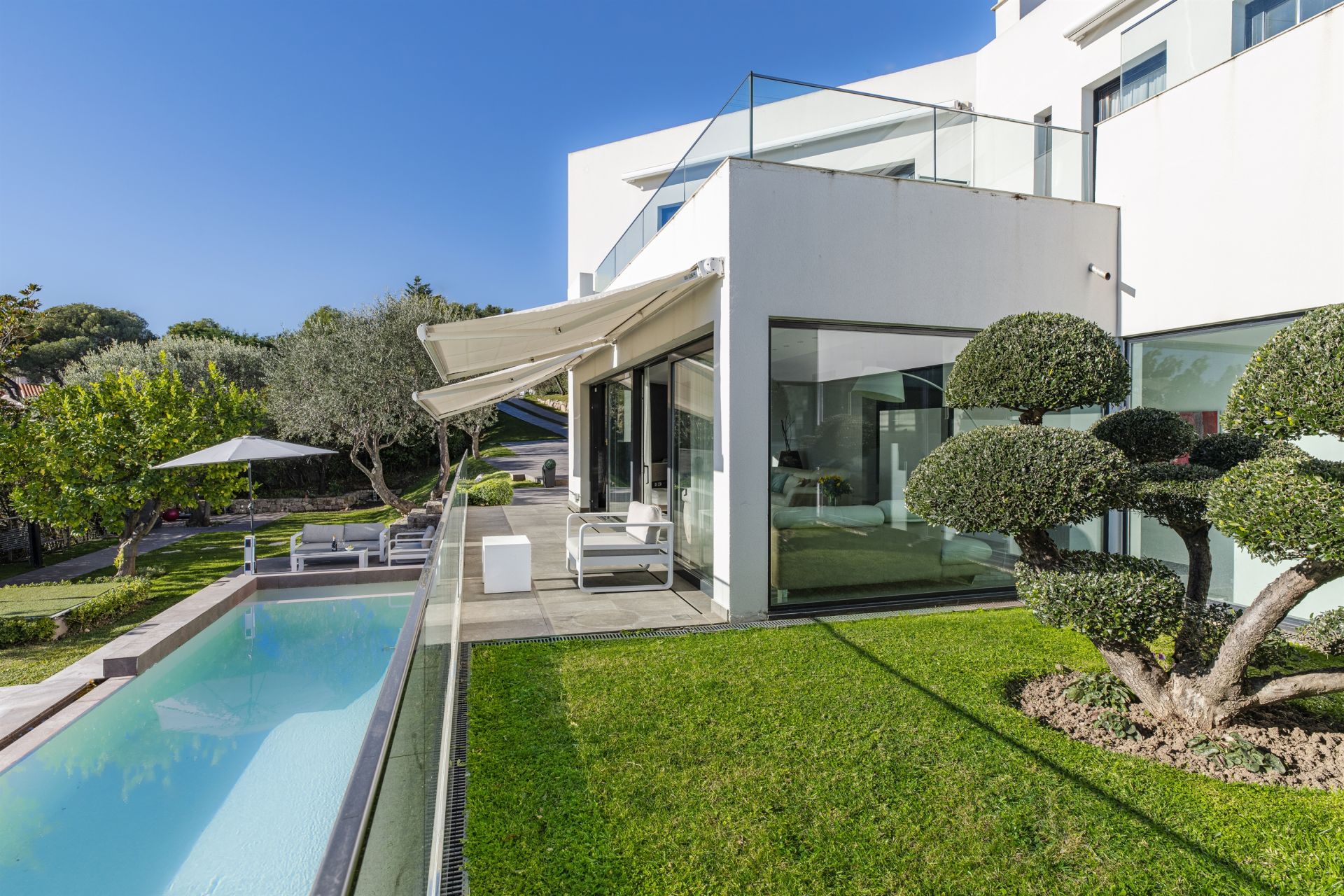 contemporary house 8 Rooms for sale on LA TURBIE (06320)