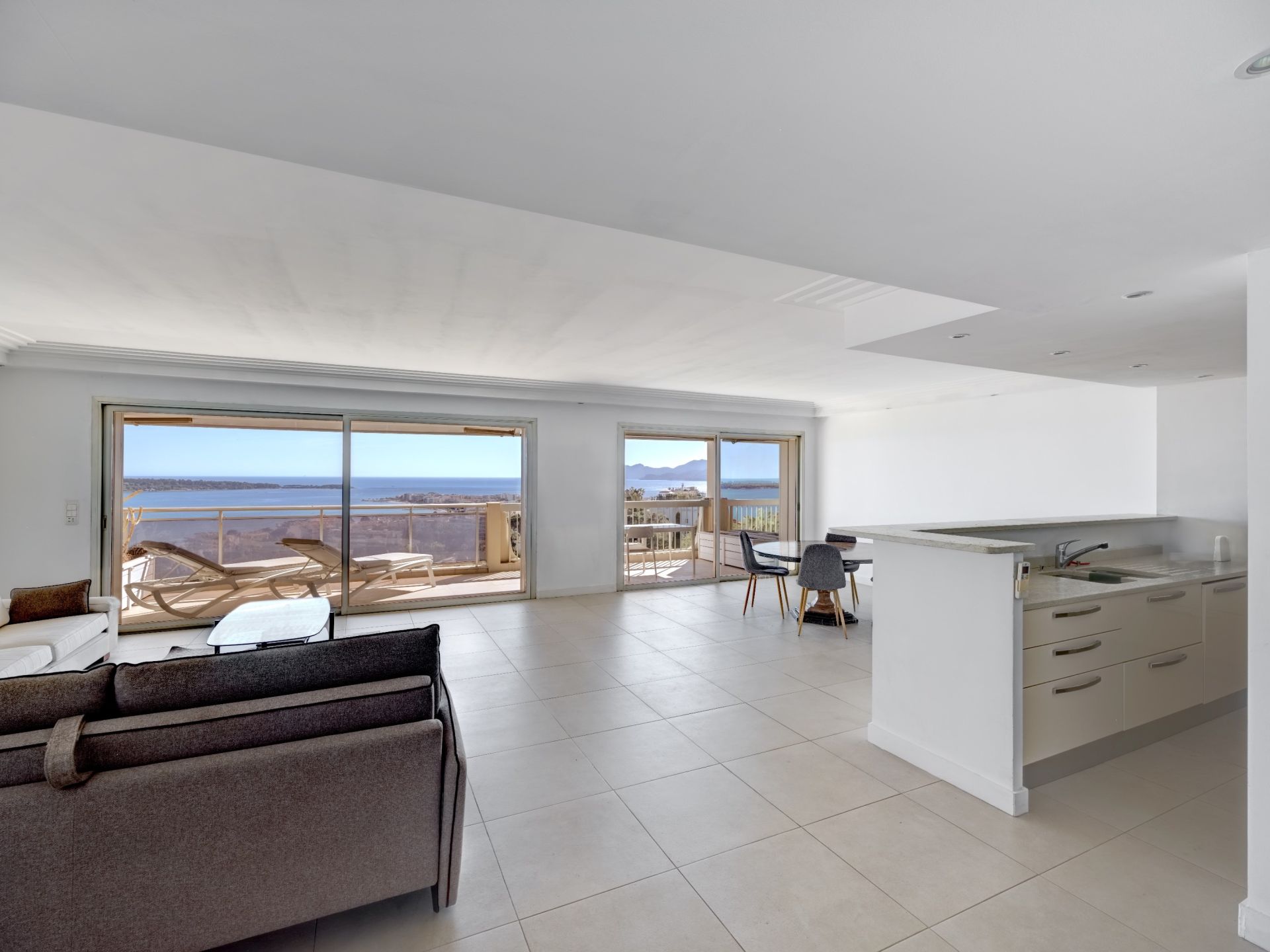 penthouse 4 Rooms for sale on CANNES (06400)