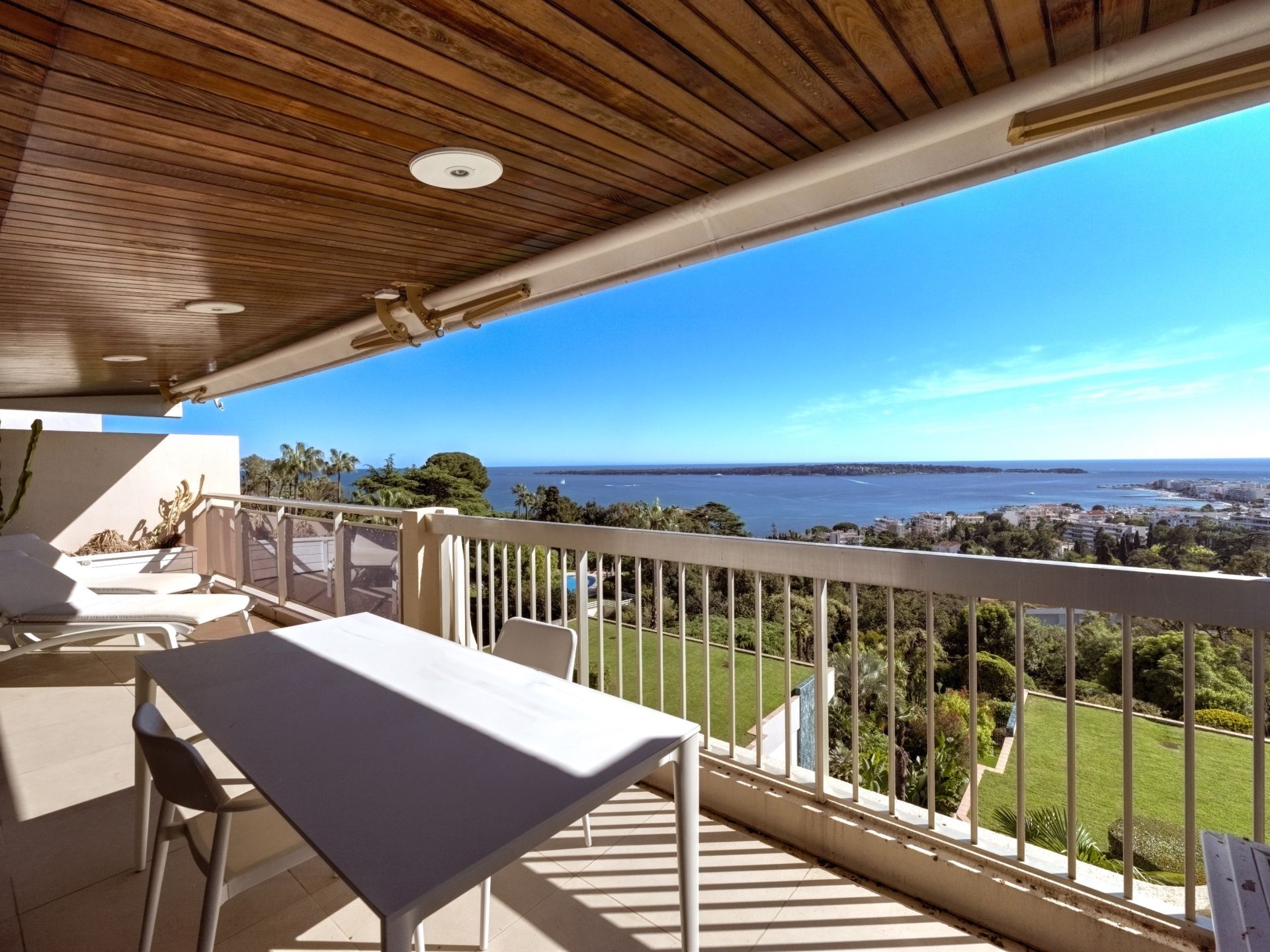 penthouse 4 Rooms for sale on CANNES (06400)