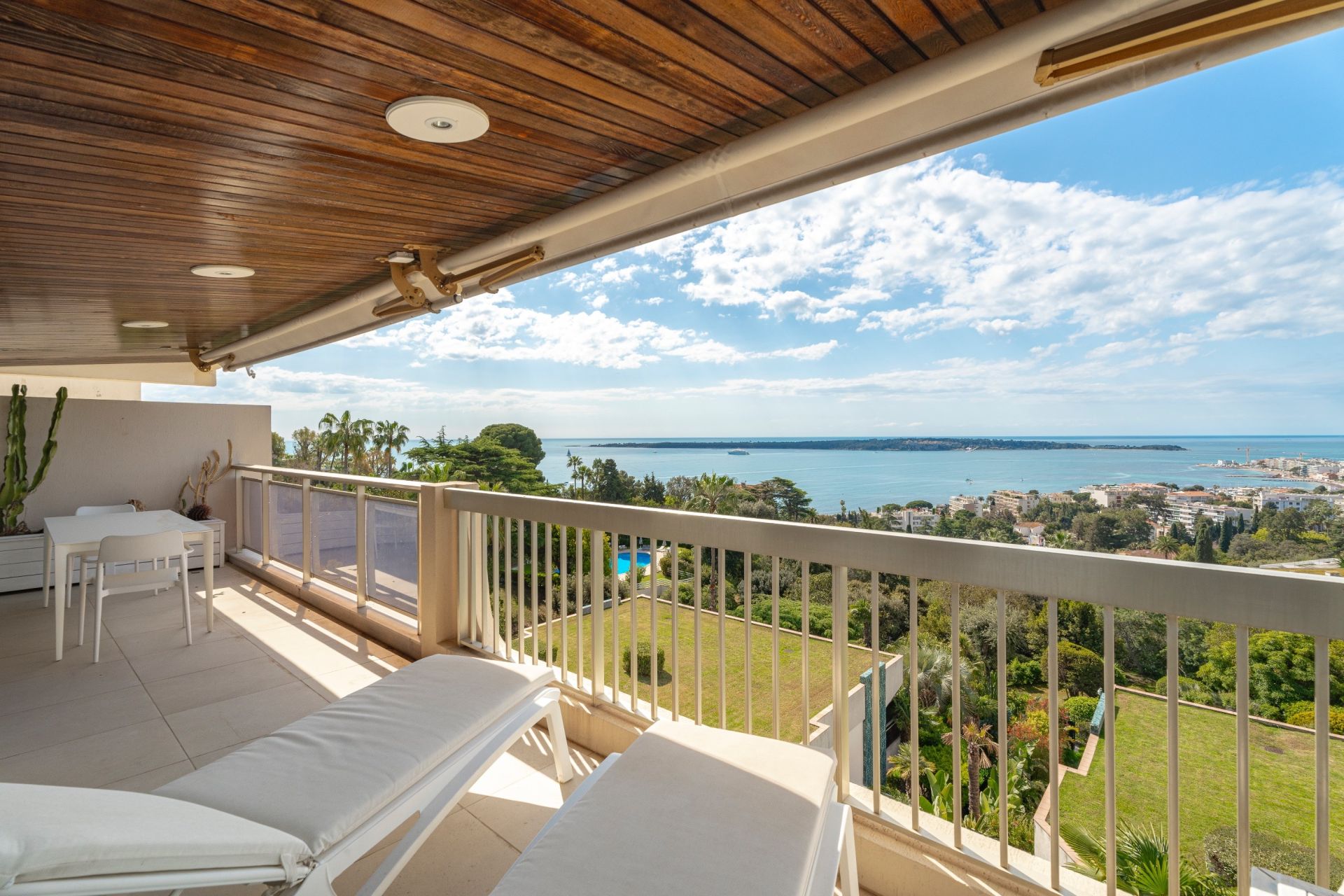 penthouse 4 Rooms for sale on CANNES (06400)