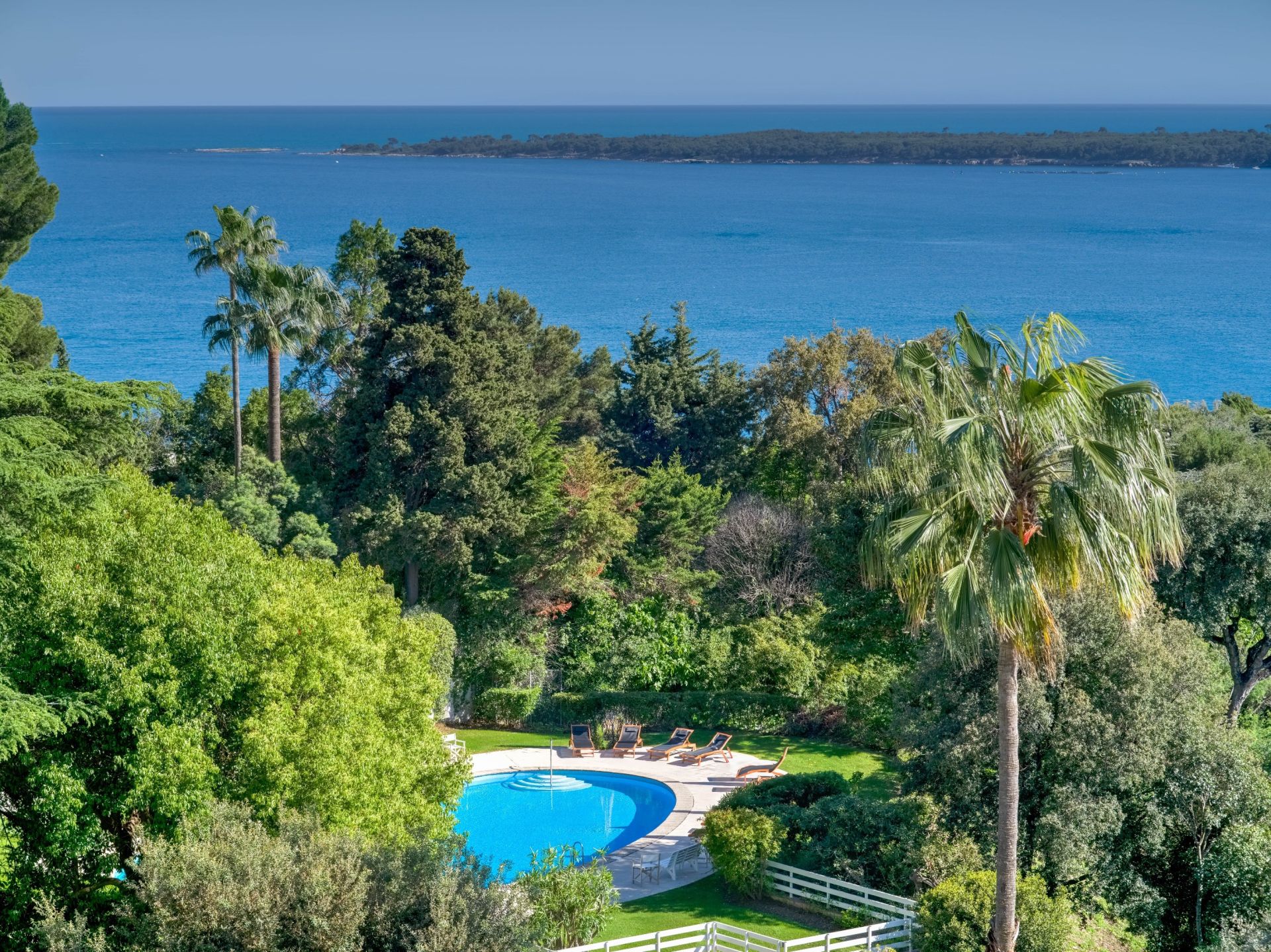 penthouse 4 Rooms for sale on CANNES (06400)