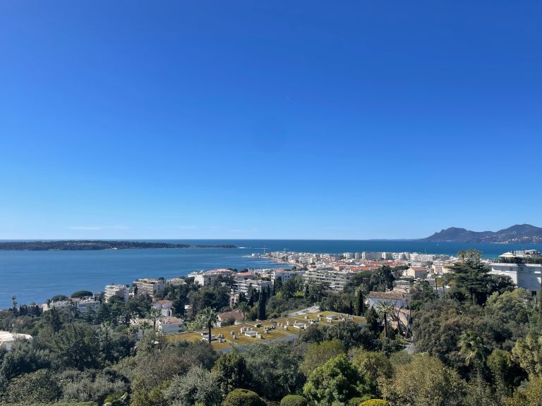 penthouse 4 Rooms for sale on CANNES (06400)
