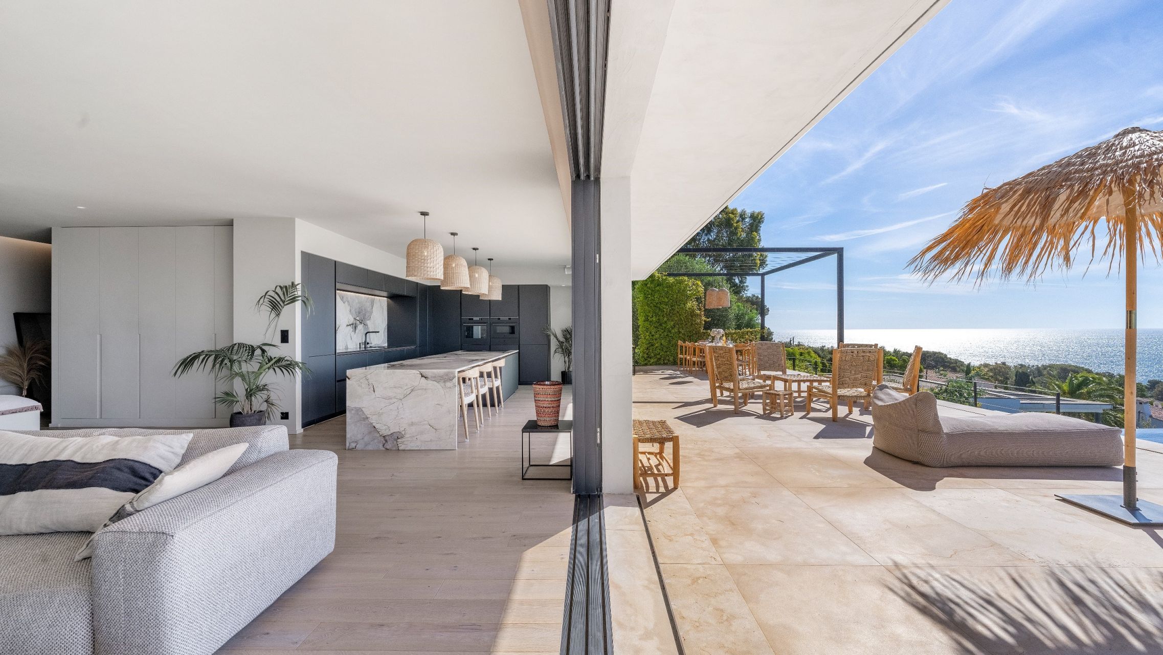 villa 9 Rooms for sale on LES ISSAMBRES (83380)