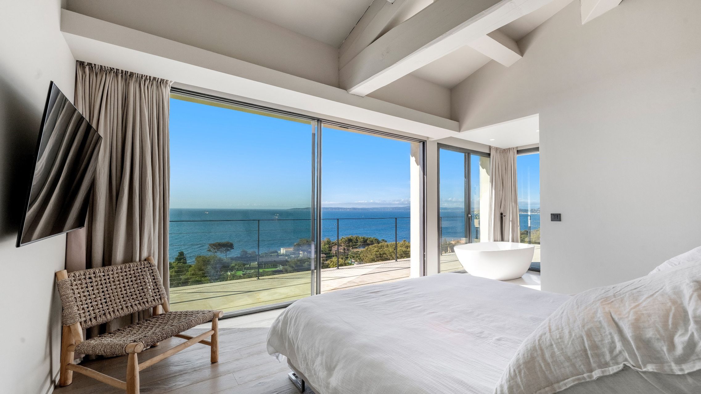 villa 9 Rooms for sale on LES ISSAMBRES (83380)