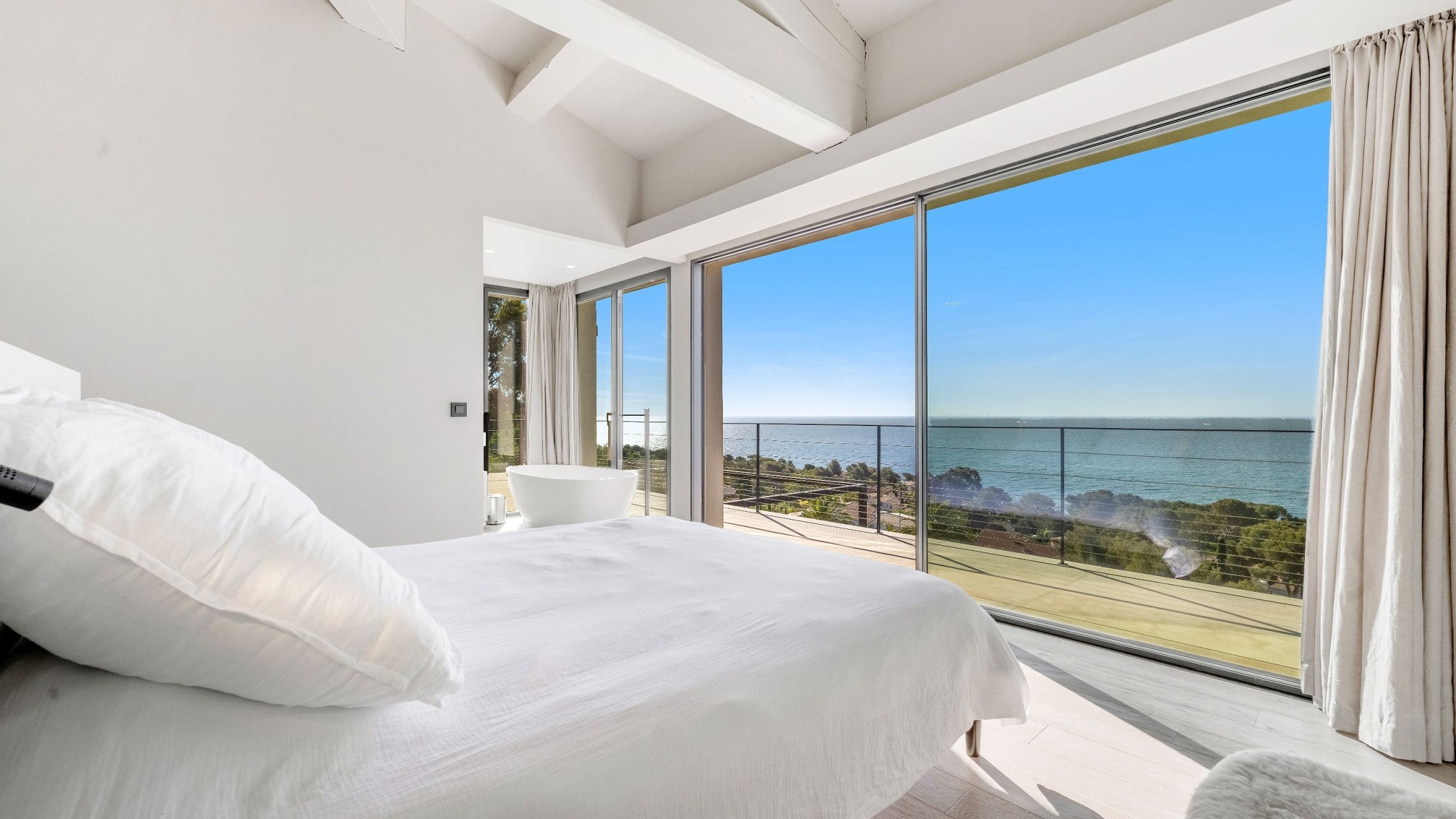 villa 9 Rooms for sale on LES ISSAMBRES (83380)