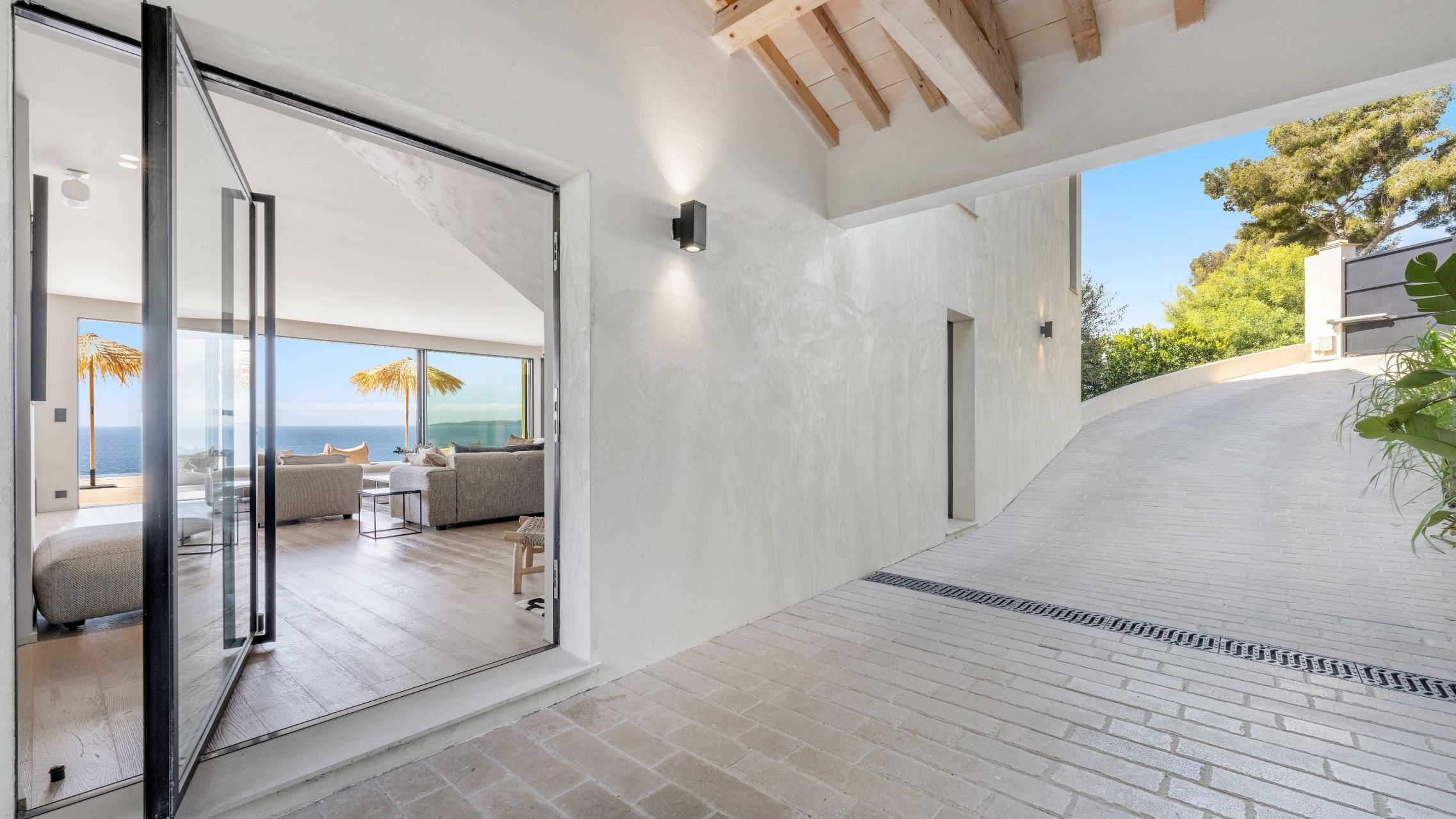 villa 9 Rooms for sale on LES ISSAMBRES (83380)