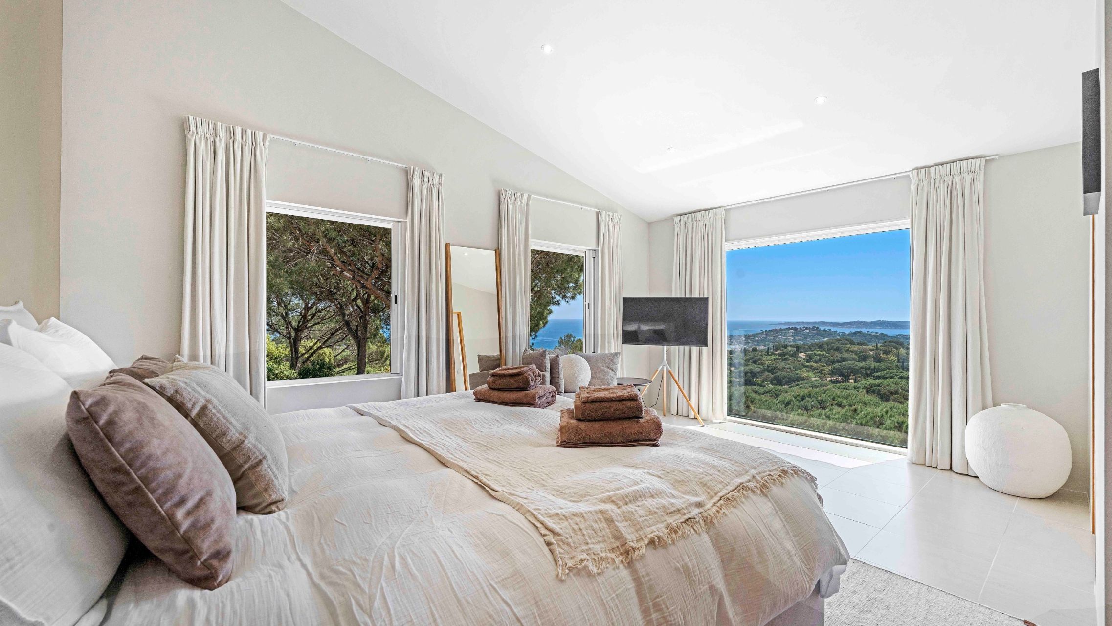 contemporary house 7 Rooms for sale on STE MAXIME (83120)