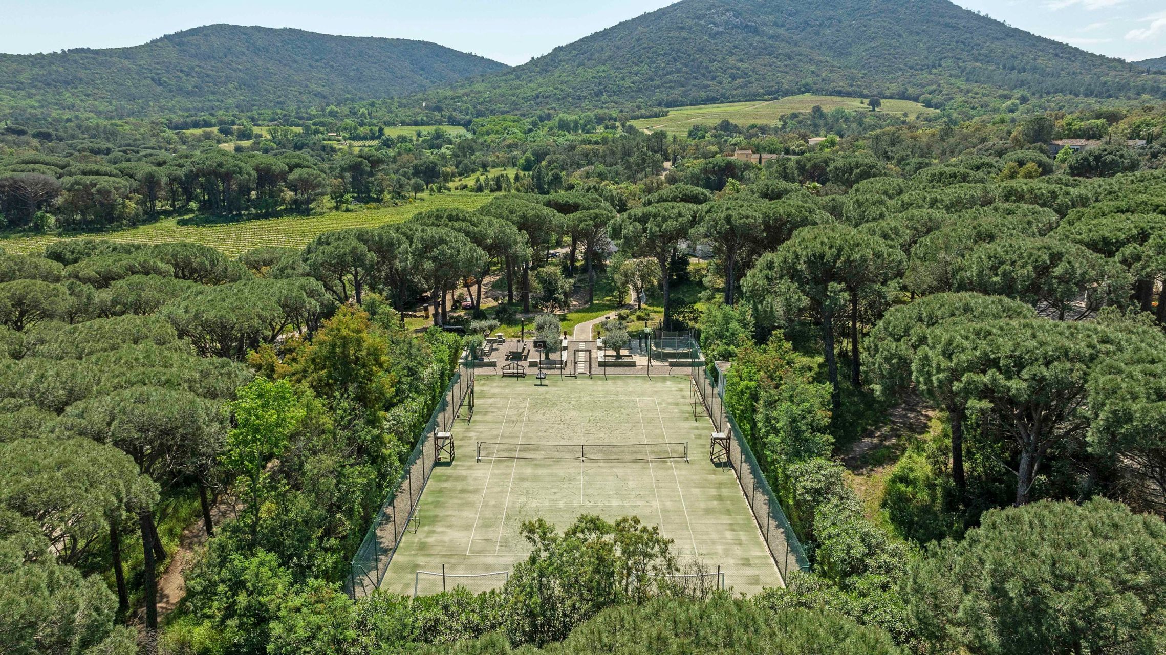 villa 12 Rooms for sale on LE PLAN DE LA TOUR (83120)