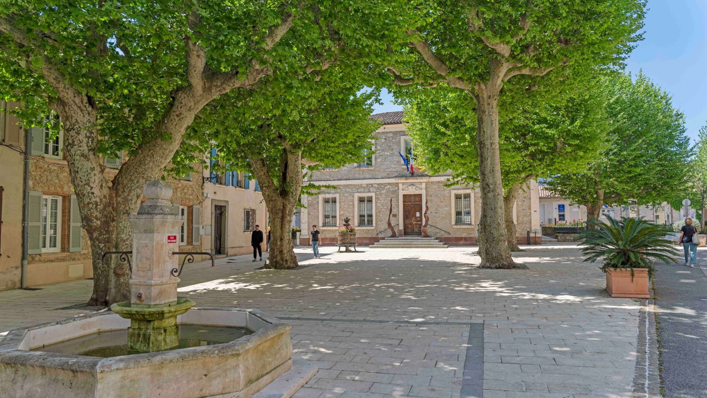 villa 12 Rooms for sale on LE PLAN DE LA TOUR (83120)