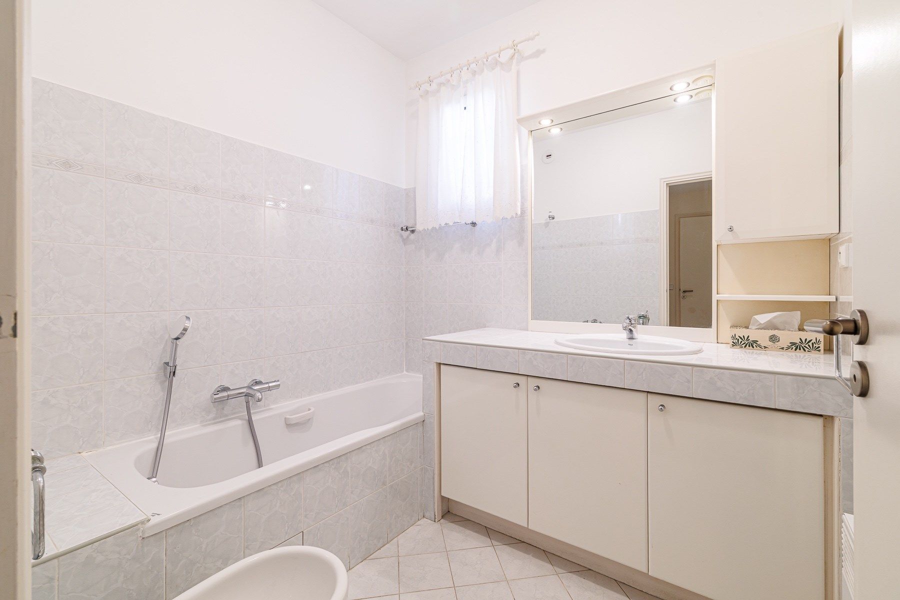 villa 5 Rooms for sale on VILLENEUVE LOUBET (06270)