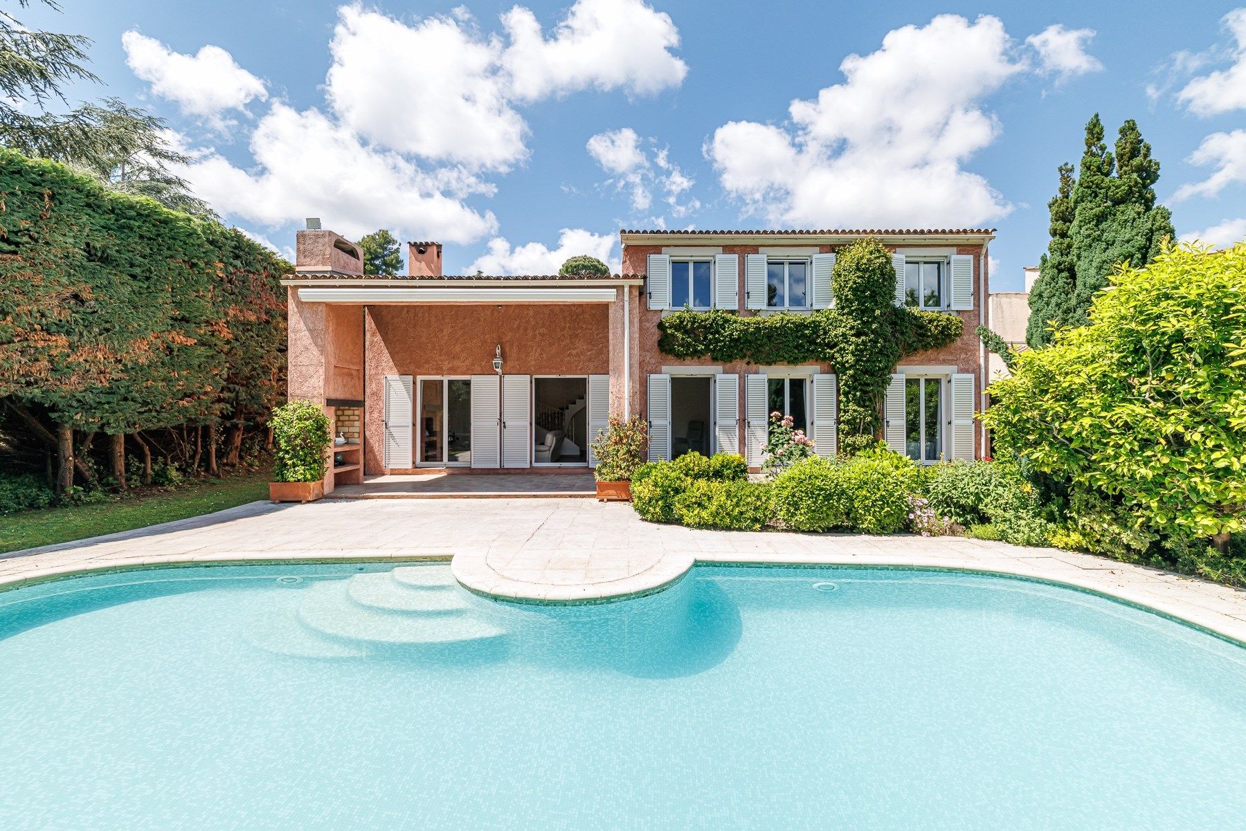 villa 5 Rooms for sale on VILLENEUVE LOUBET (06270)