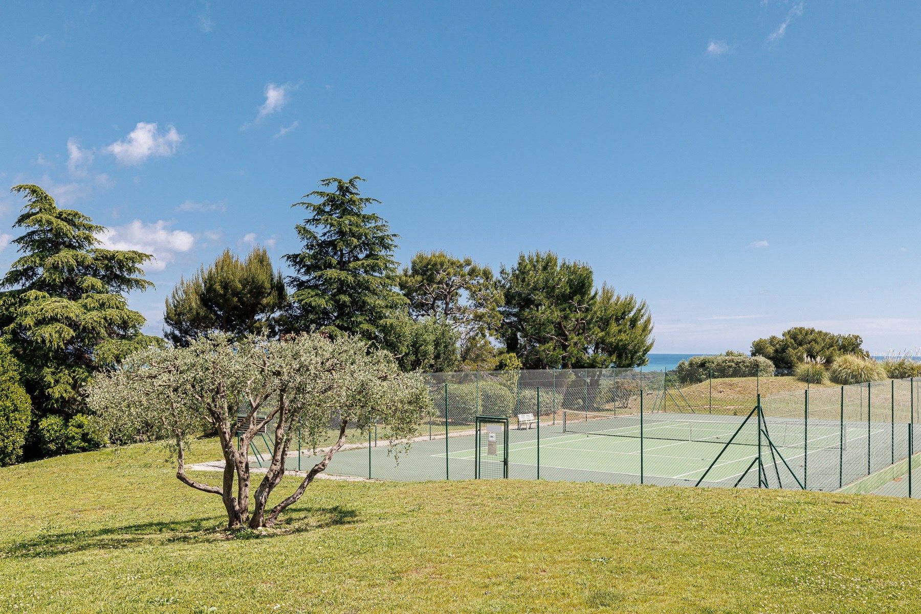 villa 5 Rooms for sale on VILLENEUVE LOUBET (06270)